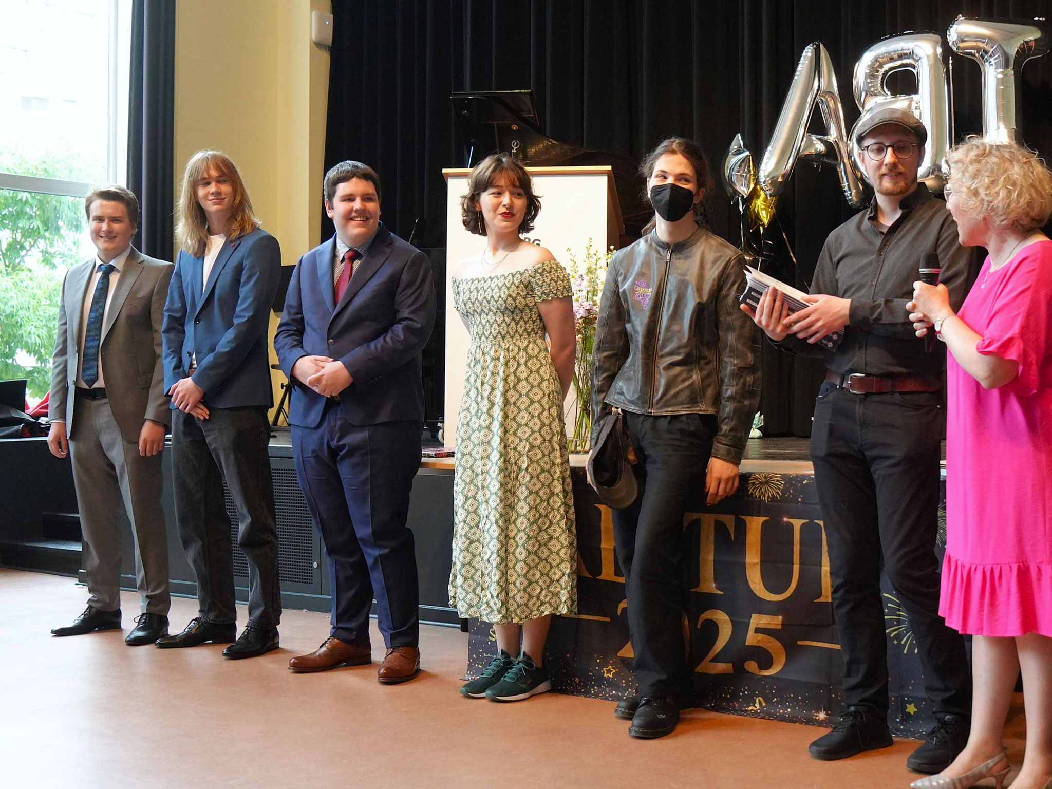 Abitur 2025 - v.l.: Rafael Werner, Max Dickerhoff, Andreas Wahlig, Laura Steinsiek, Eva Hartnacke