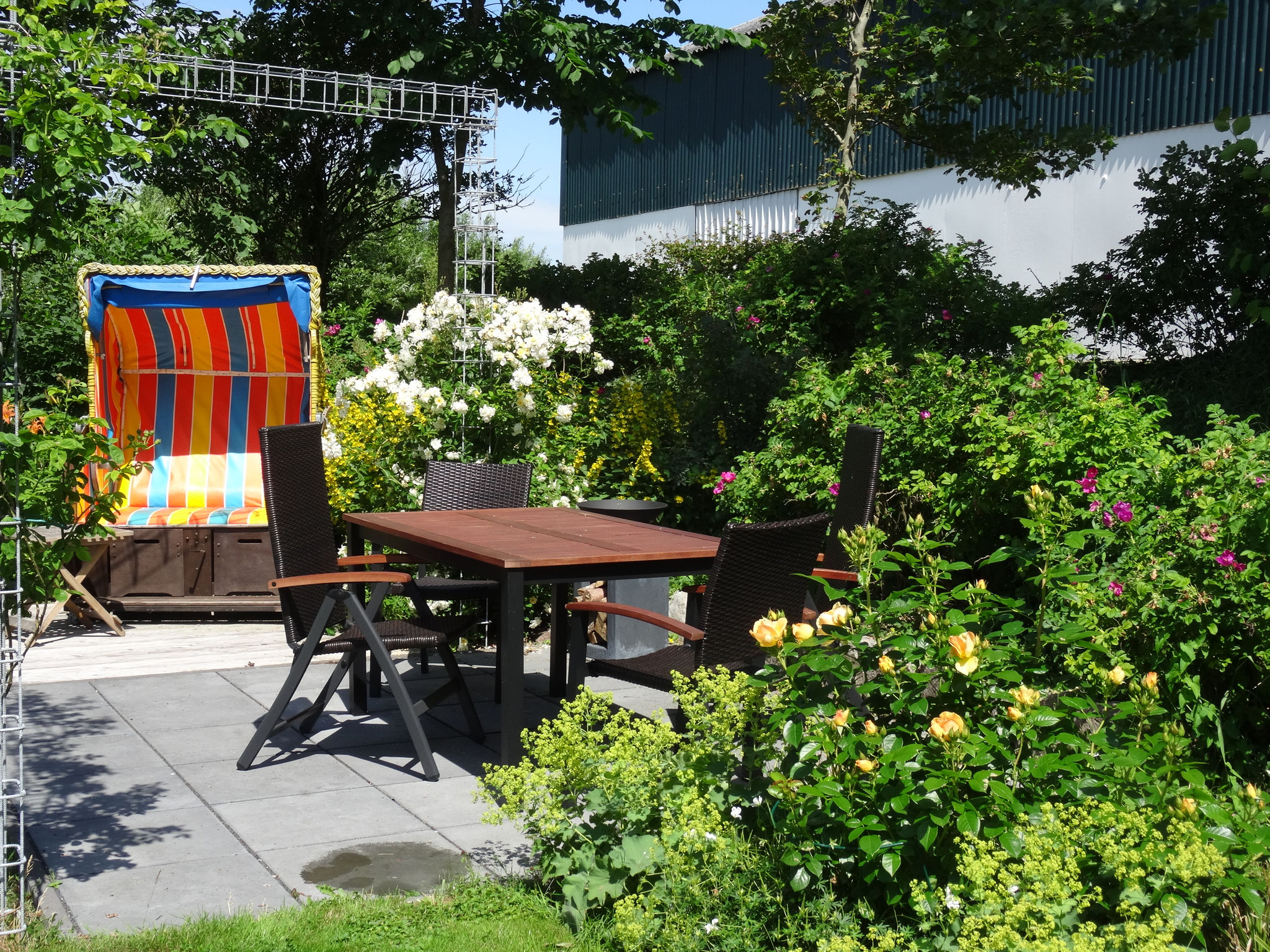 die Terasse bei dem Spielplatz