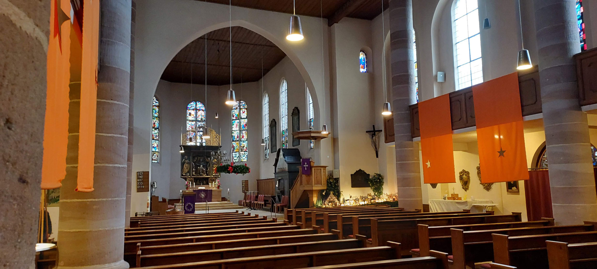 Die adventlich geschmückte Bartholomäuskirche