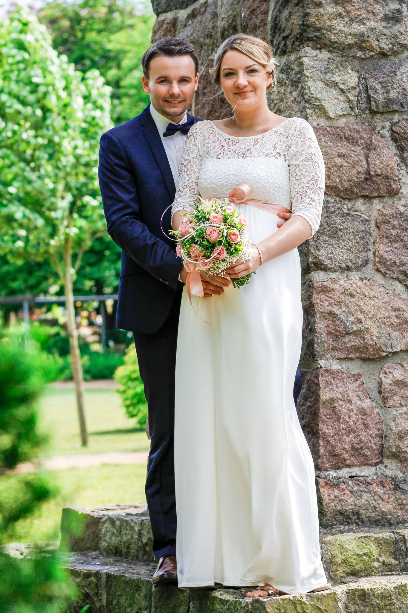 Die Hochzeit von Caro und Marcel auf dem Trausteg in Feldberg| Trauung| Wedding| Braut| Bräutigam| Ehe| Ehering| Fliege| Blumen| Lächeln| Mecklenburg- Vorpommern| Neubrandenburg| Greifswald| Hendrikje Richert Fotografie 