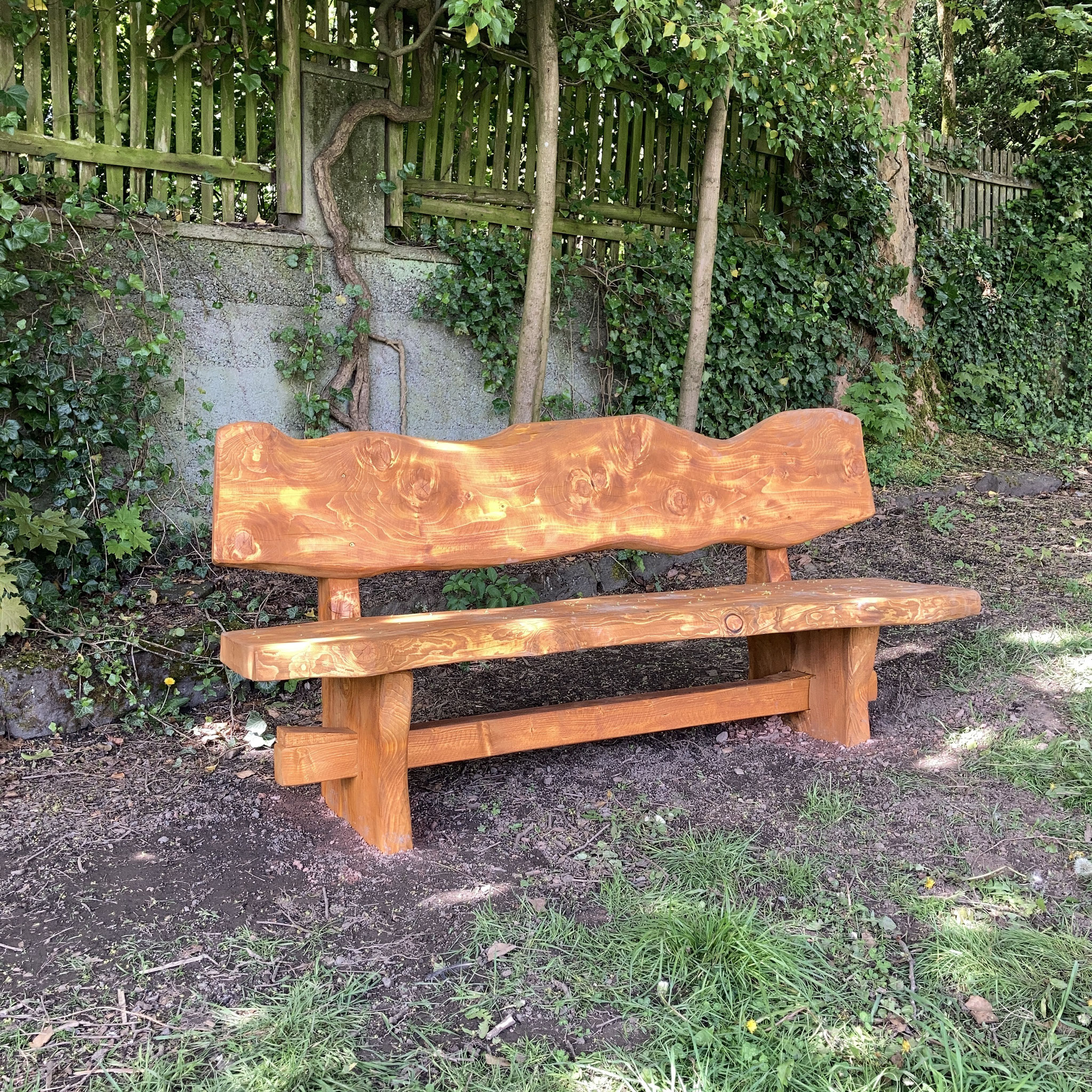 Und auch eine neue Sitzgelegenheit wurde im Schulgarten aufgestellt.