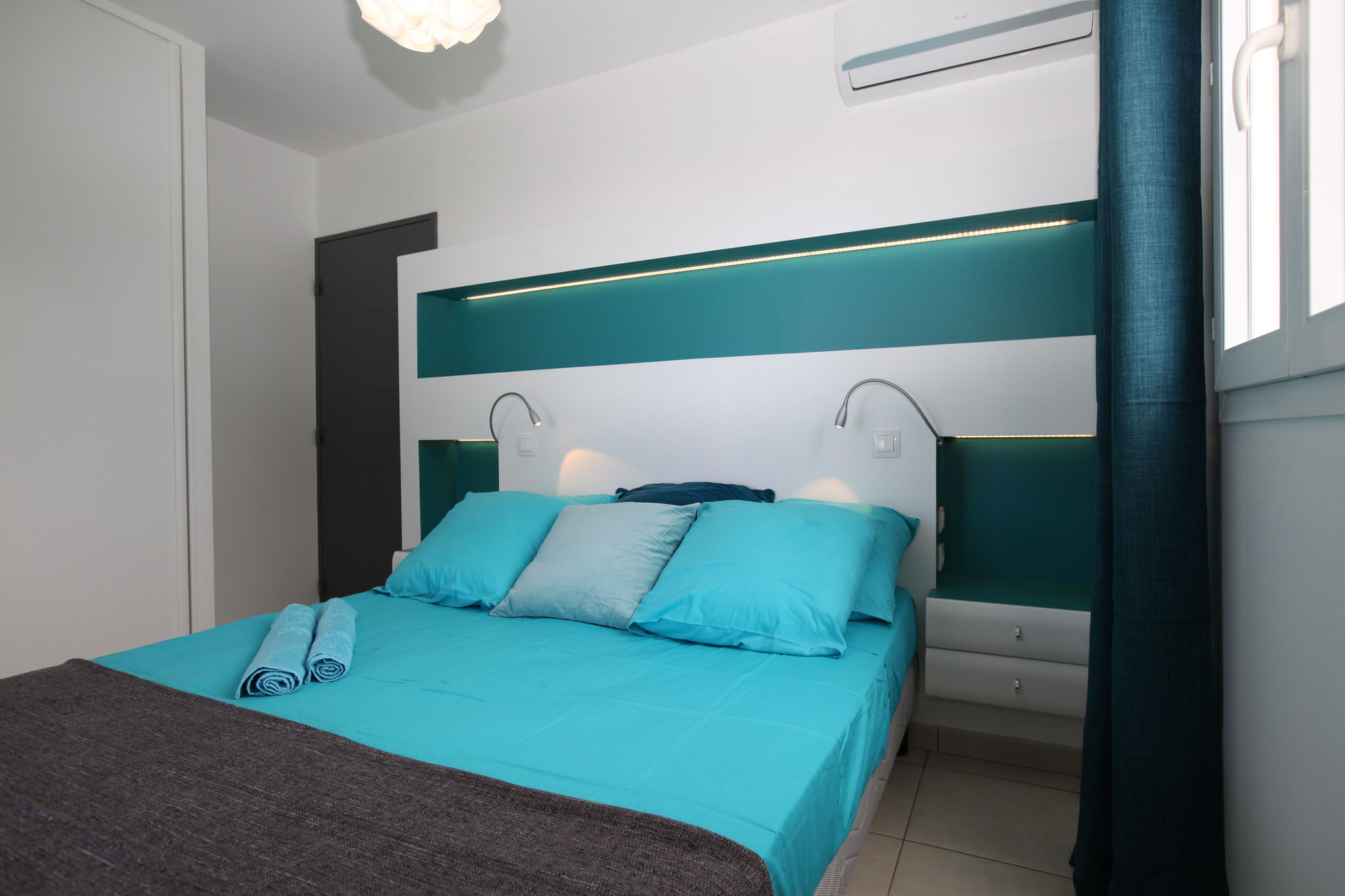 La chambre avec un grand placard
