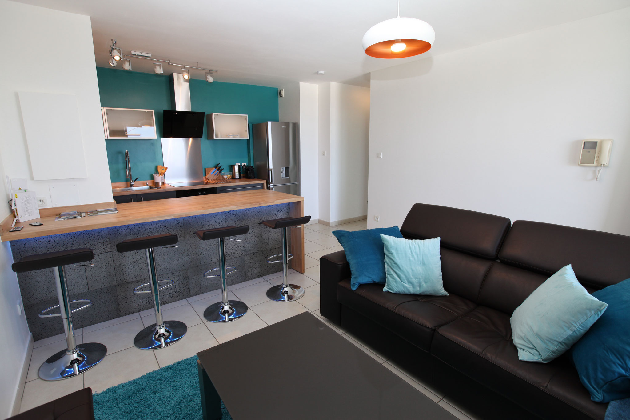 Coin salon et partie repas avec son plan bar