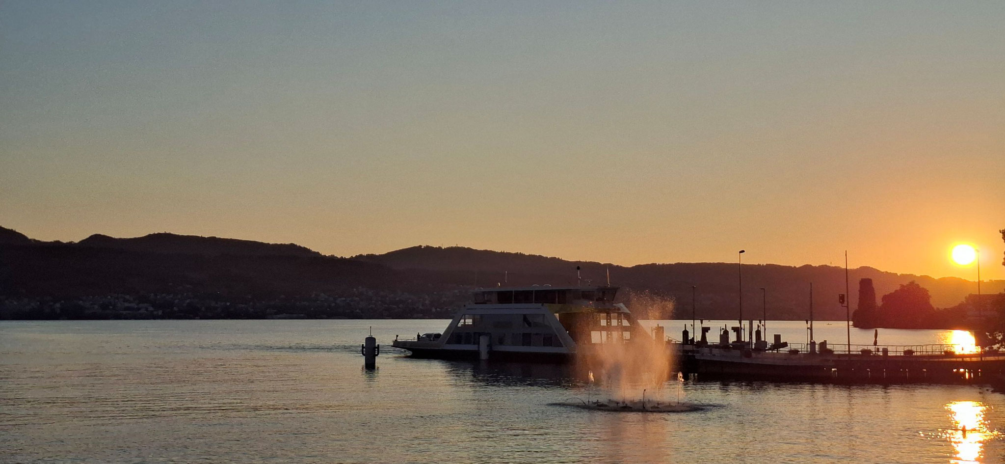 Schifffahrt mit Sonnenuntergang