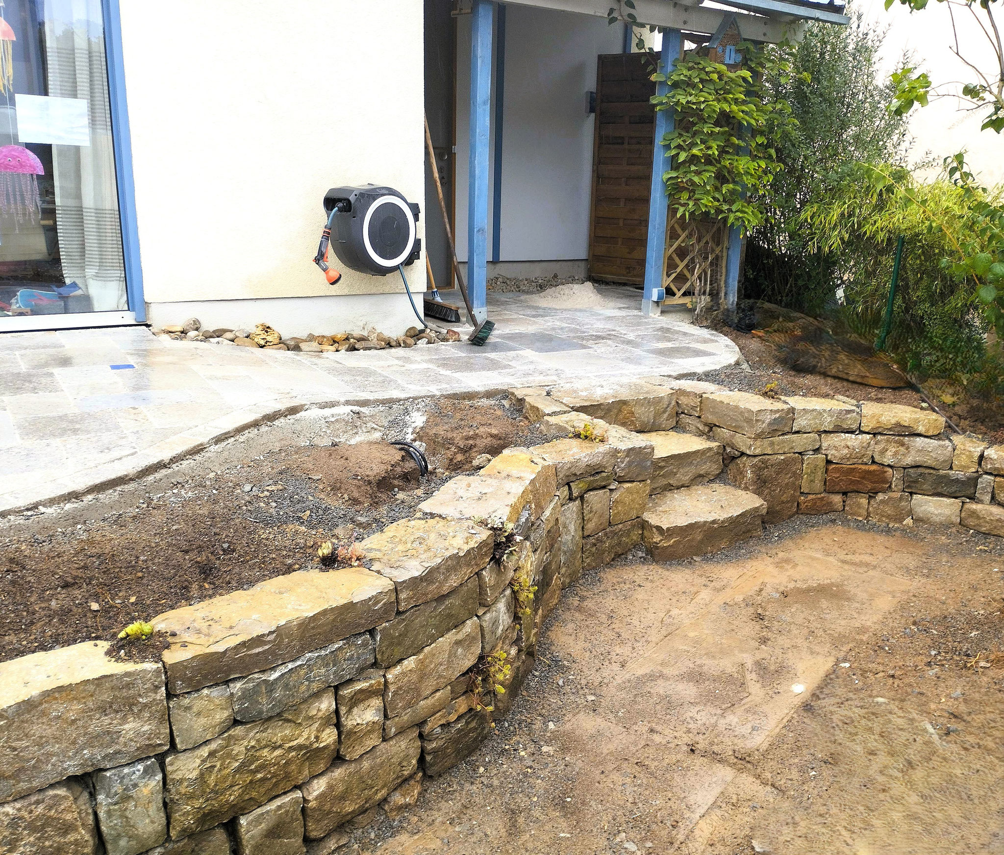 Terrasse Muschkalkplatten, römischer Verband, Trockenmauer