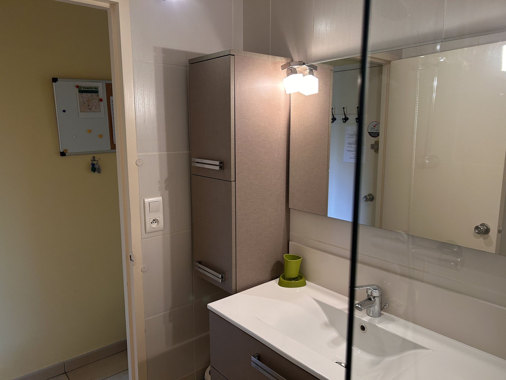 Salle d'eau meuble vasque avec rangements ,sèche serviettes électrique.