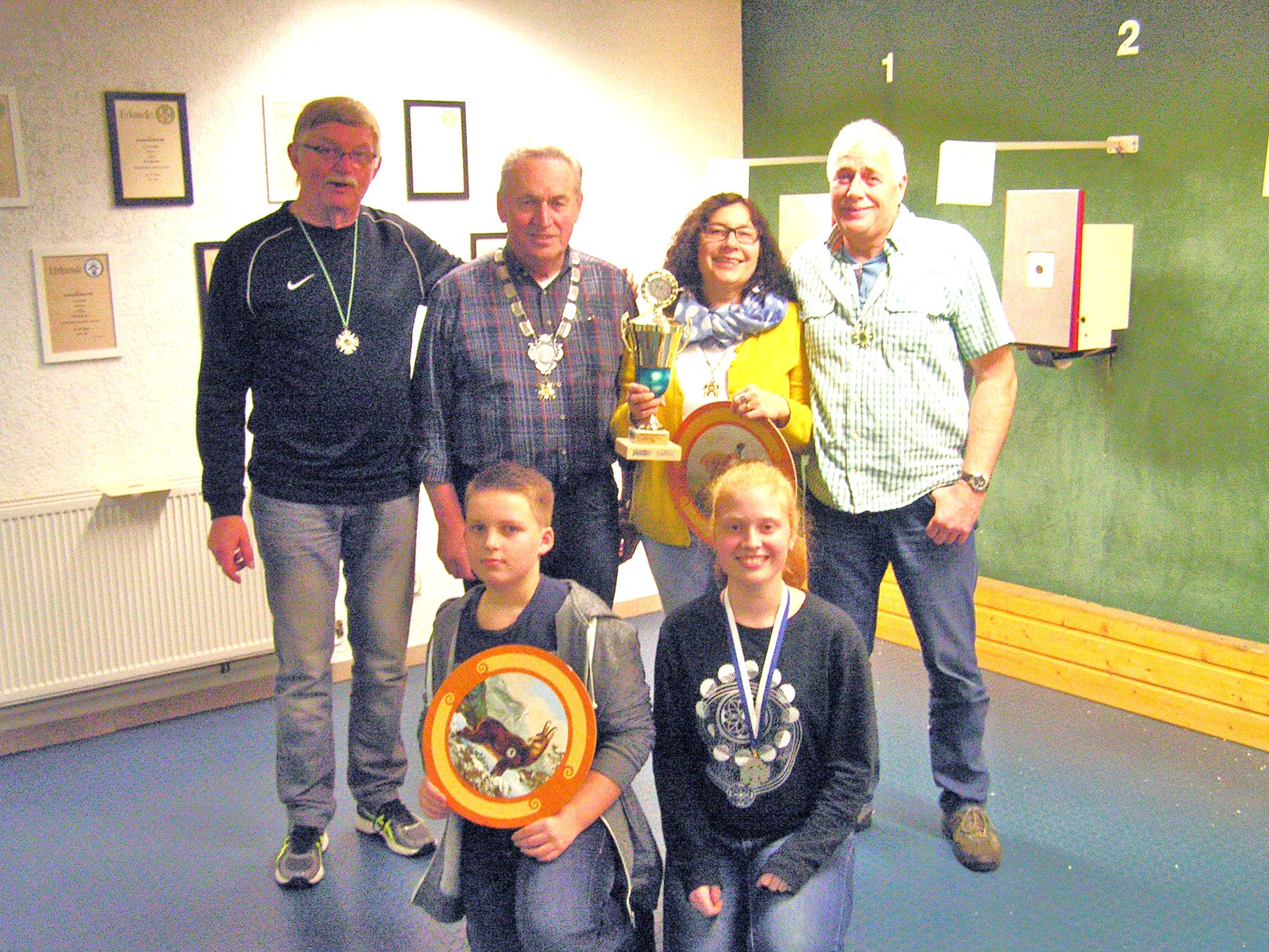 stehend v.l. Andreé Eckhardt, Manfred Kaufmann, Herbert Bornkessel, Marlis Manz, Alfred Manz, knieend v.l. Luca Pfeffer, Angelina Wickel