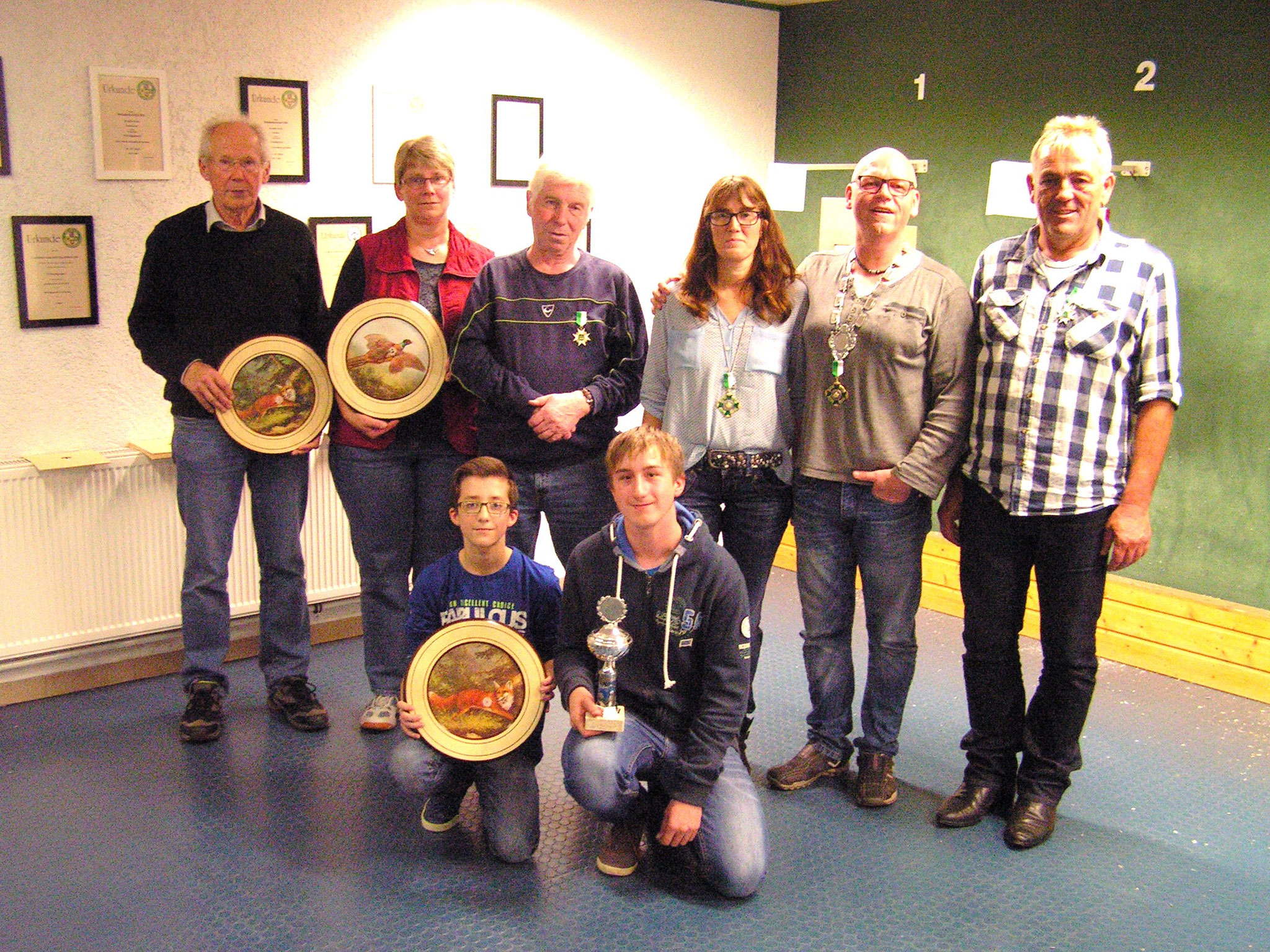 stehend v.l. Jürgen Mendel, Christel Kaufmann, Walter Stark, Corinna Wickel, Eberhard Koch, knieend v.l. Samuel Wagner, Christian Eiffert