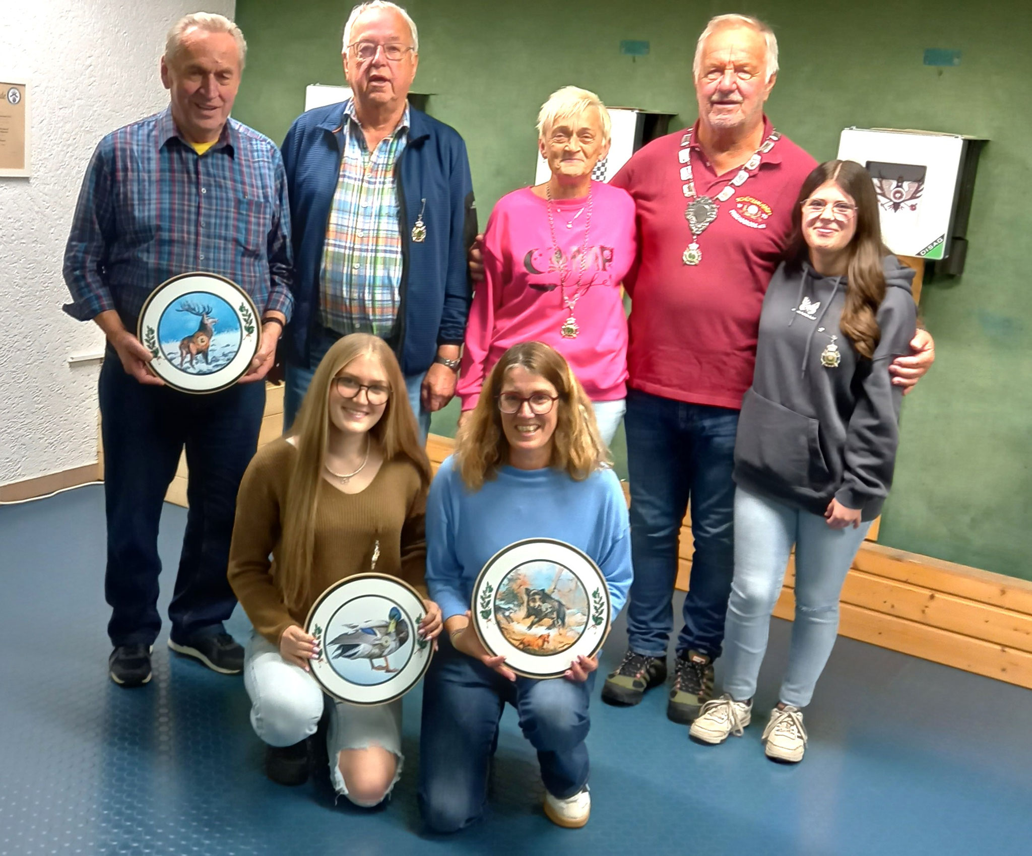 stehend v.l. Herbert Bornkessell, Herbert Conradi, Silvia Koch, Walter Schmidt, Madleen Wagner, knieend v.l. Emely Wickel, Corinna Wickel