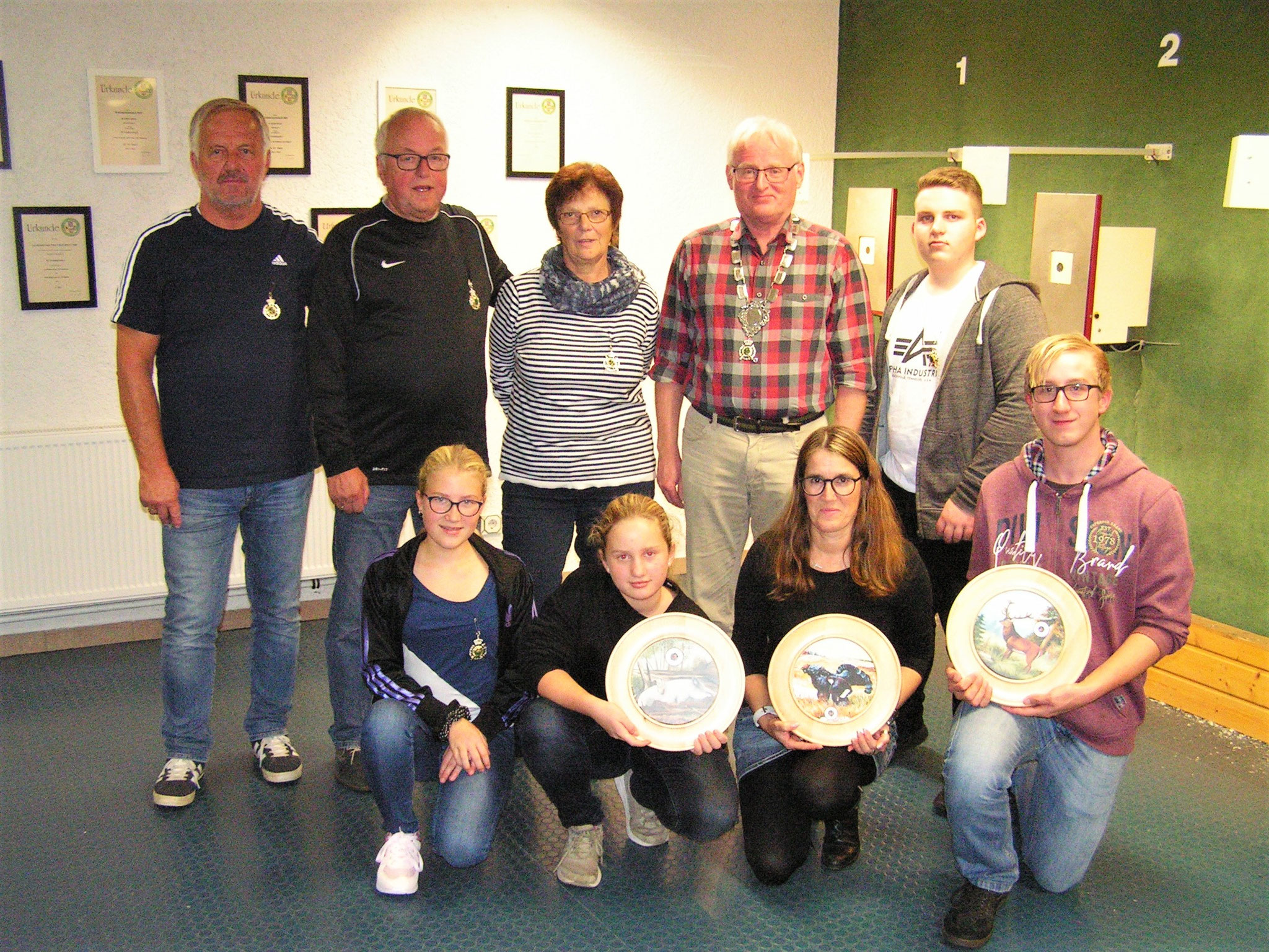 stehend v.l. Walter Schmidt, Herbert Conradi, Hella Stark, Ewald Manz, Luca Pfeffer, knieend v.l. Emely Wickel, Marie Pfeffer, Corinna Wickel, Christian Eiffert