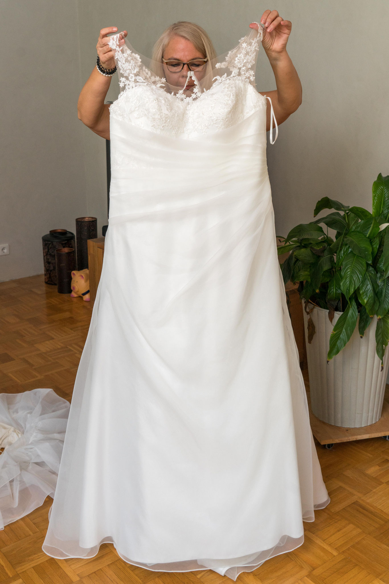 Bente nichtet _Sinas Brautkleid, währenddessen.....