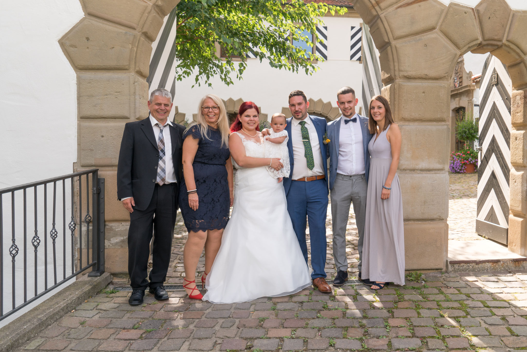 Familie Wehrbach und die frisch verheirateten Schneiders.