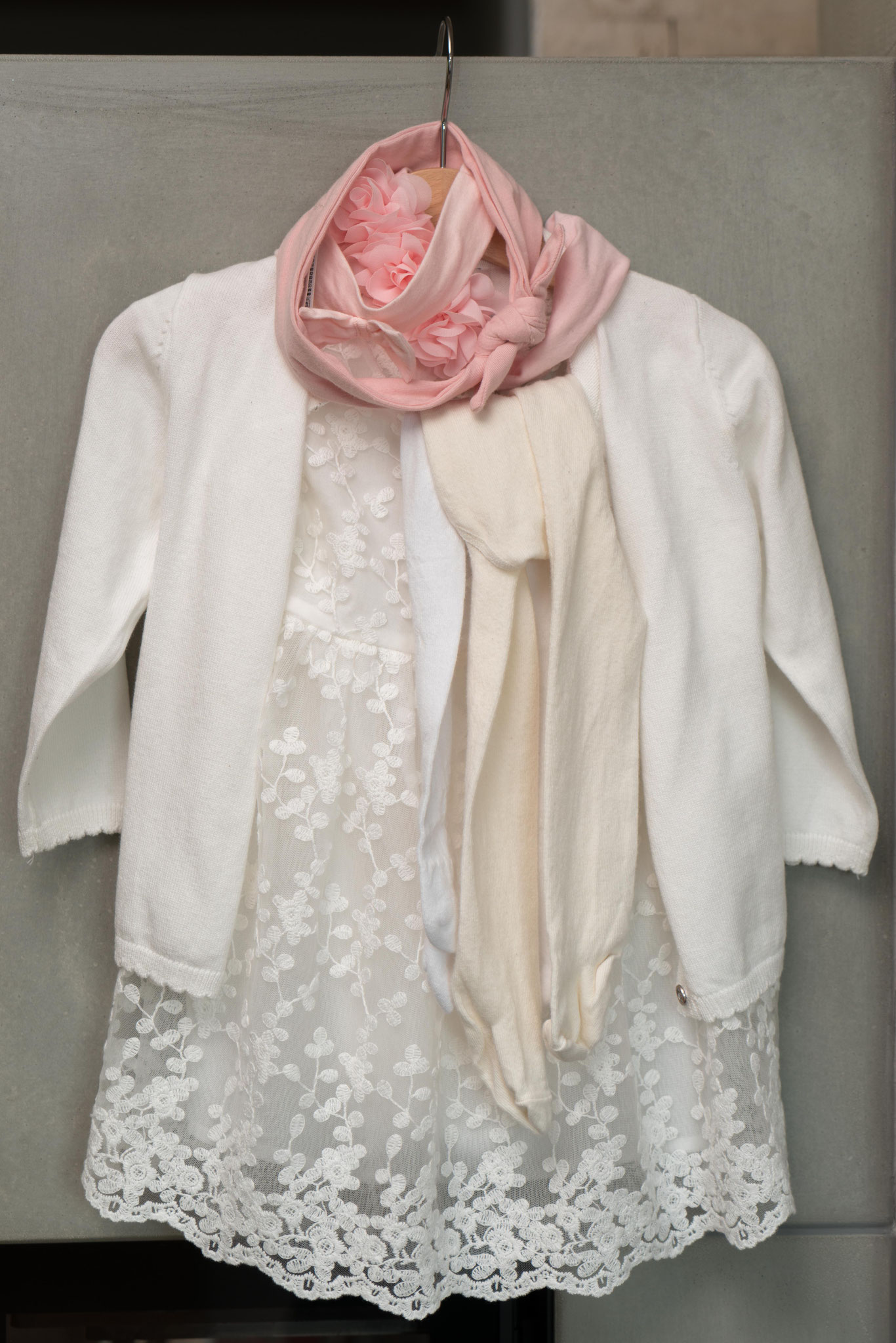 Das Kleidchen für Tochter Lilly, deren Taufe heute im Anschluss an die Trauung noch stattfindet.