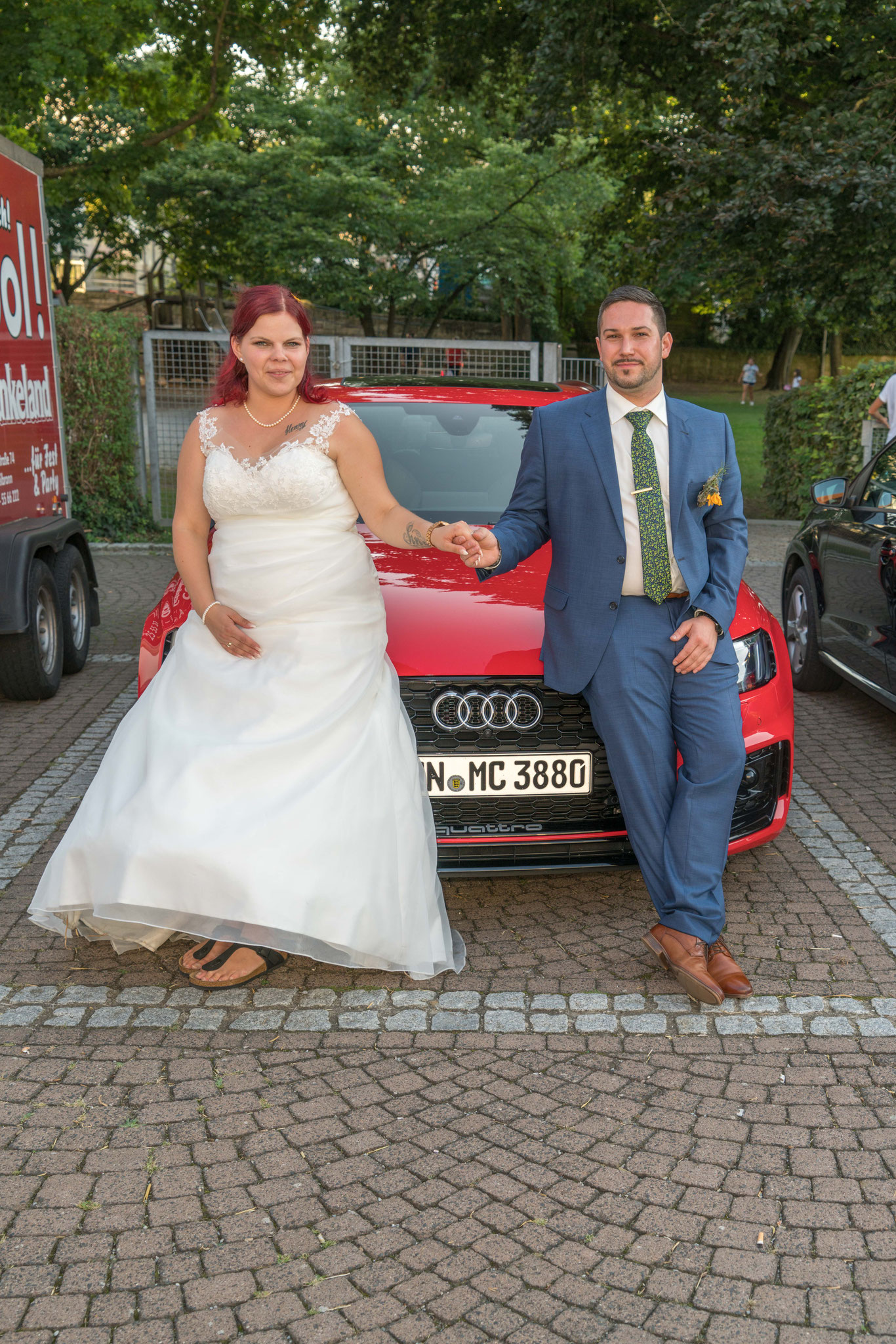 Ein heißes Auto und ein Traumpaar....