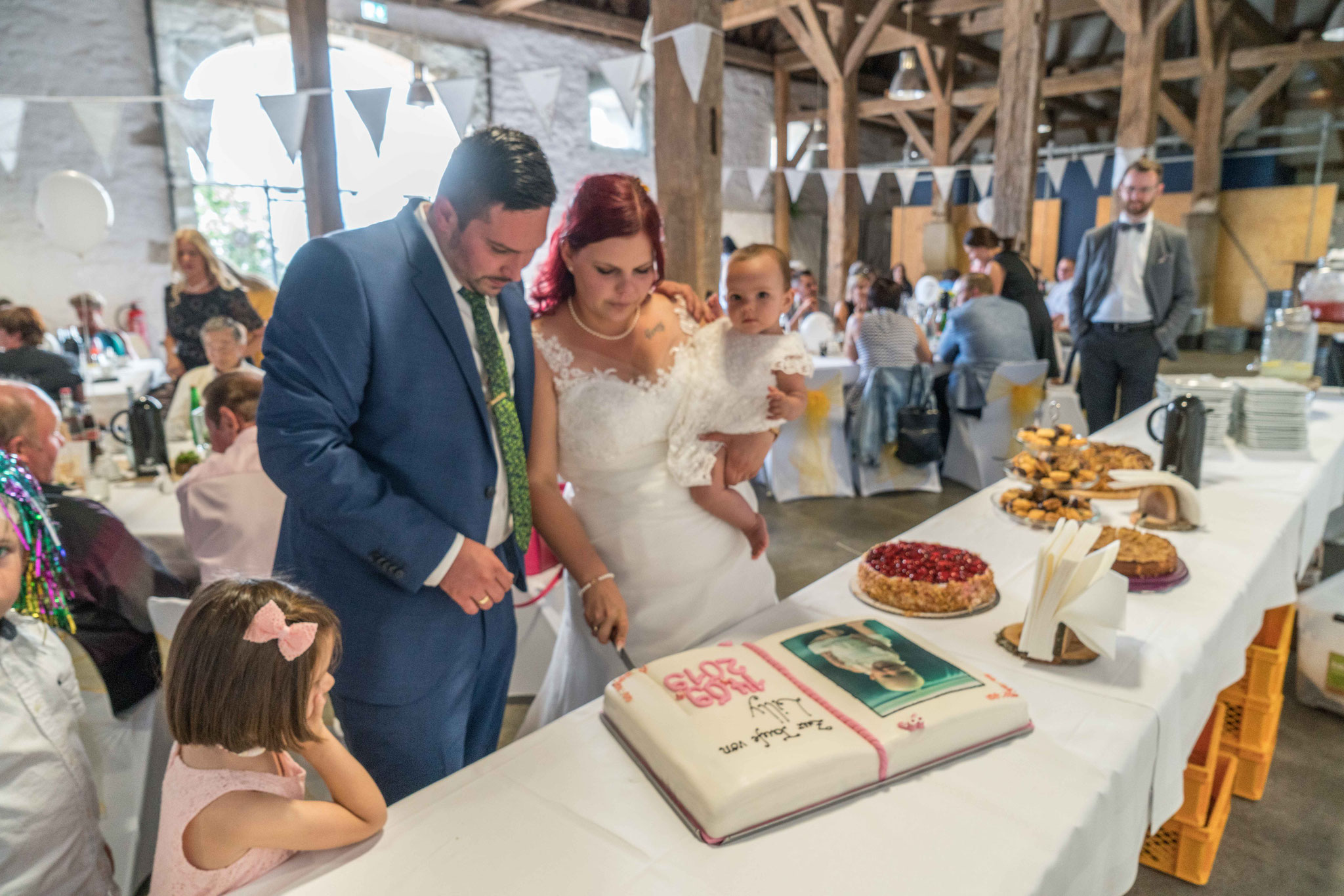 jetzt wird erst mal Lillys Torte angeschnitten.