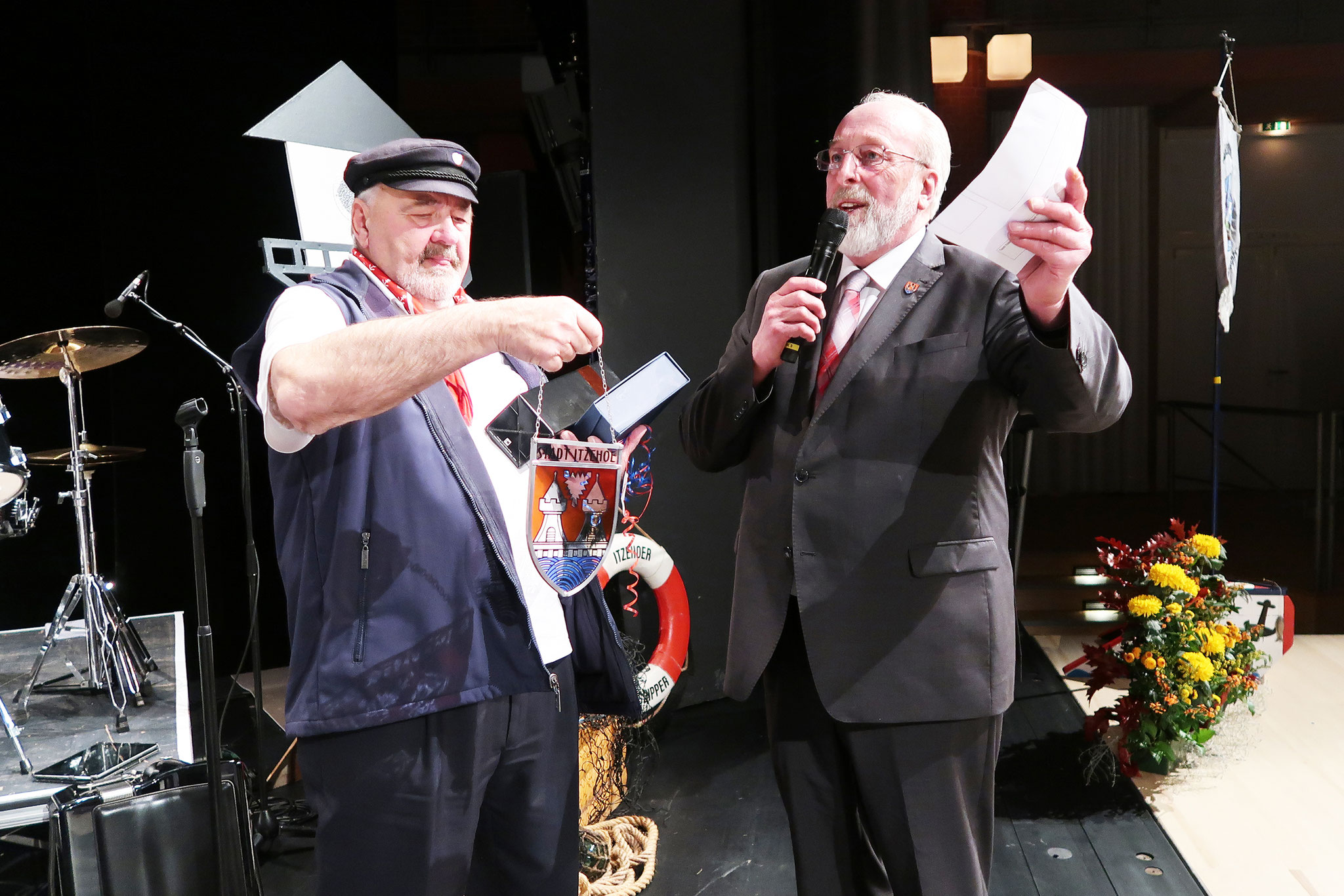  Gerhard Bellgardt li , und Bürgervorsteher (Bürgermeister) Heinz Köhnke