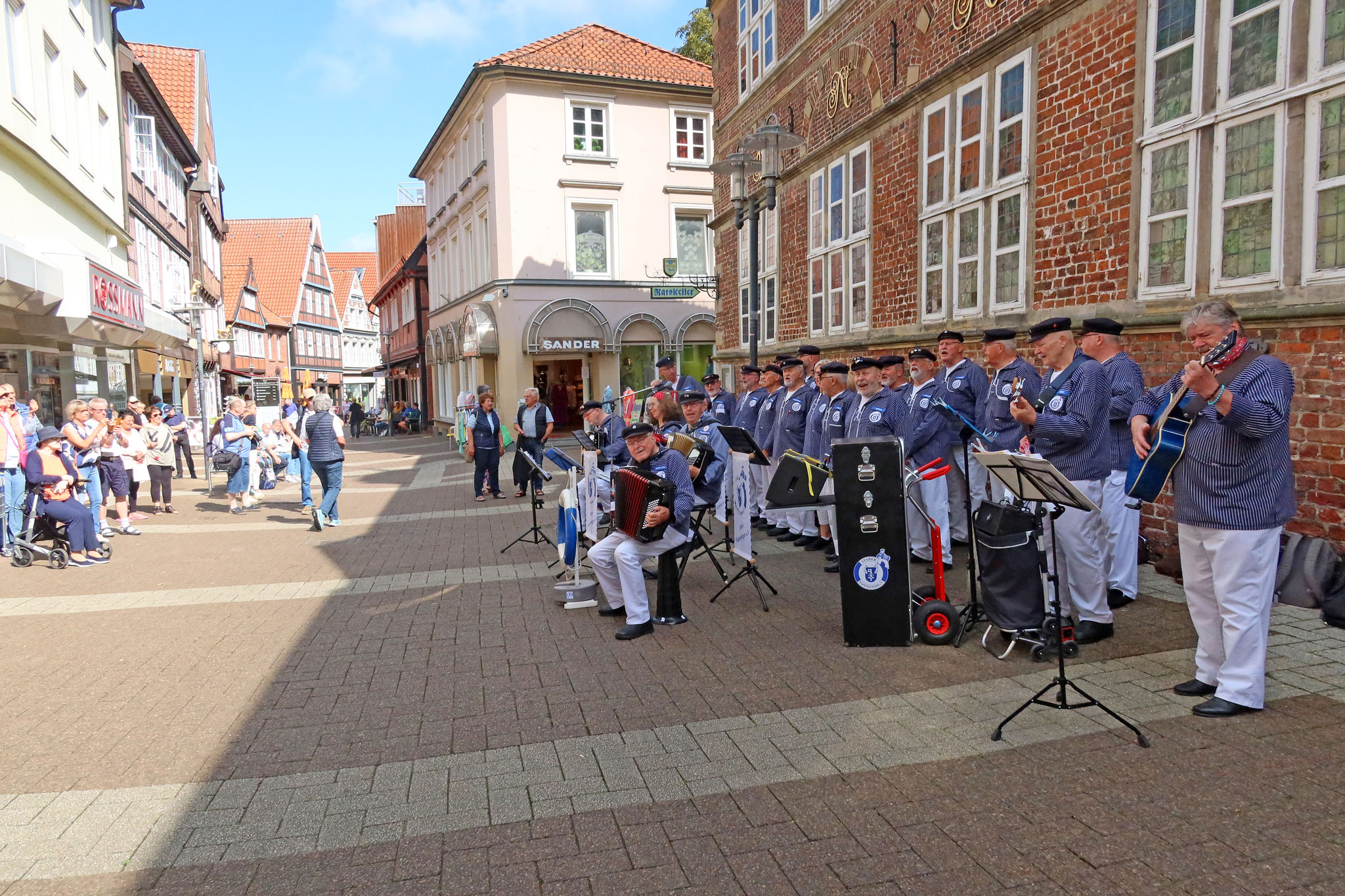 11:00 Uhr - am Stader Rathaus.. 