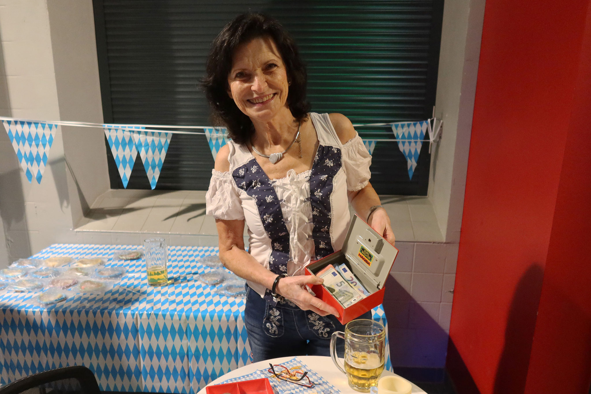 ..Renate an der Abendkasse..