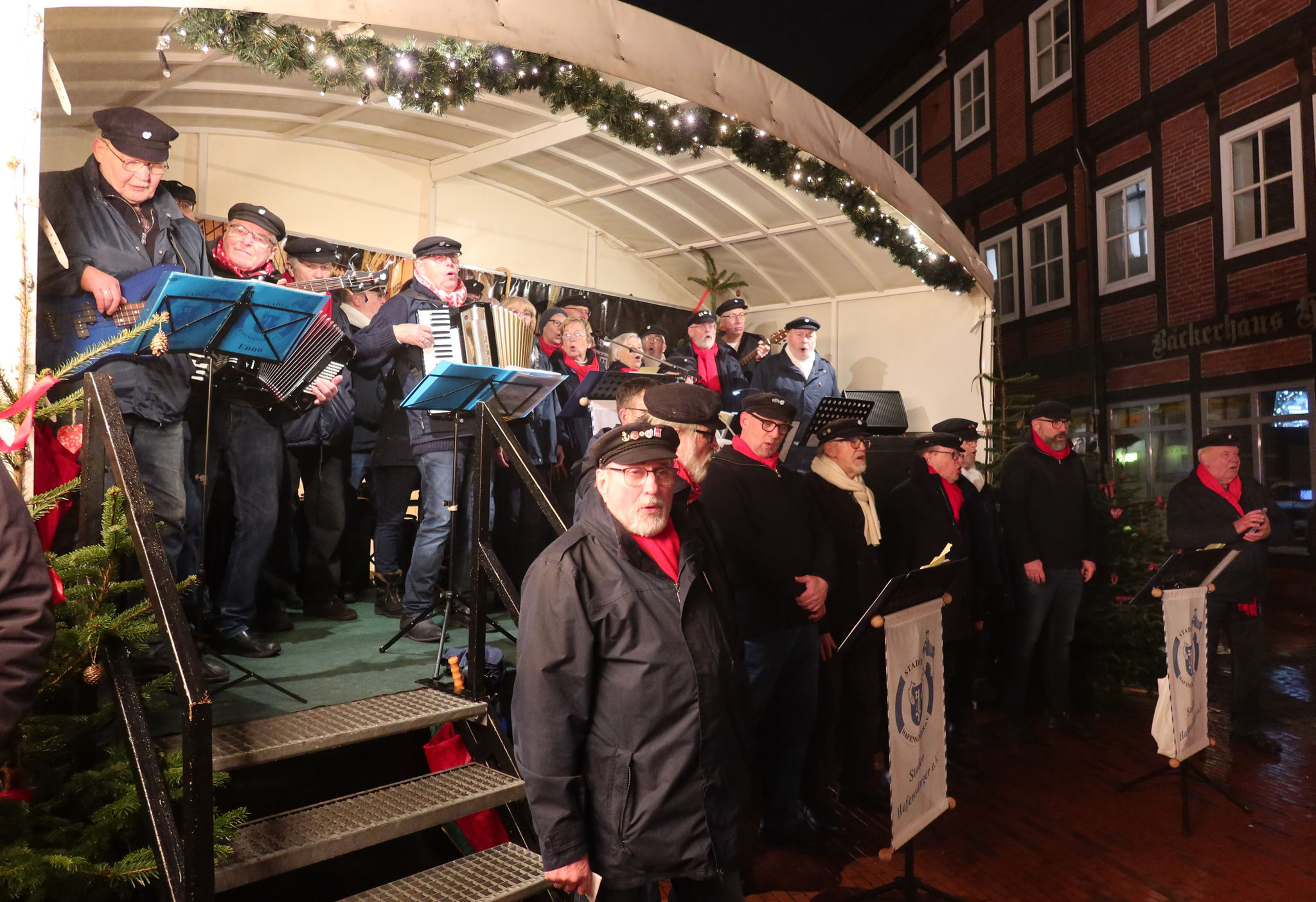 ..Shantys und besinnliche Weihnachtslieder auf dem Pferdemarkt..