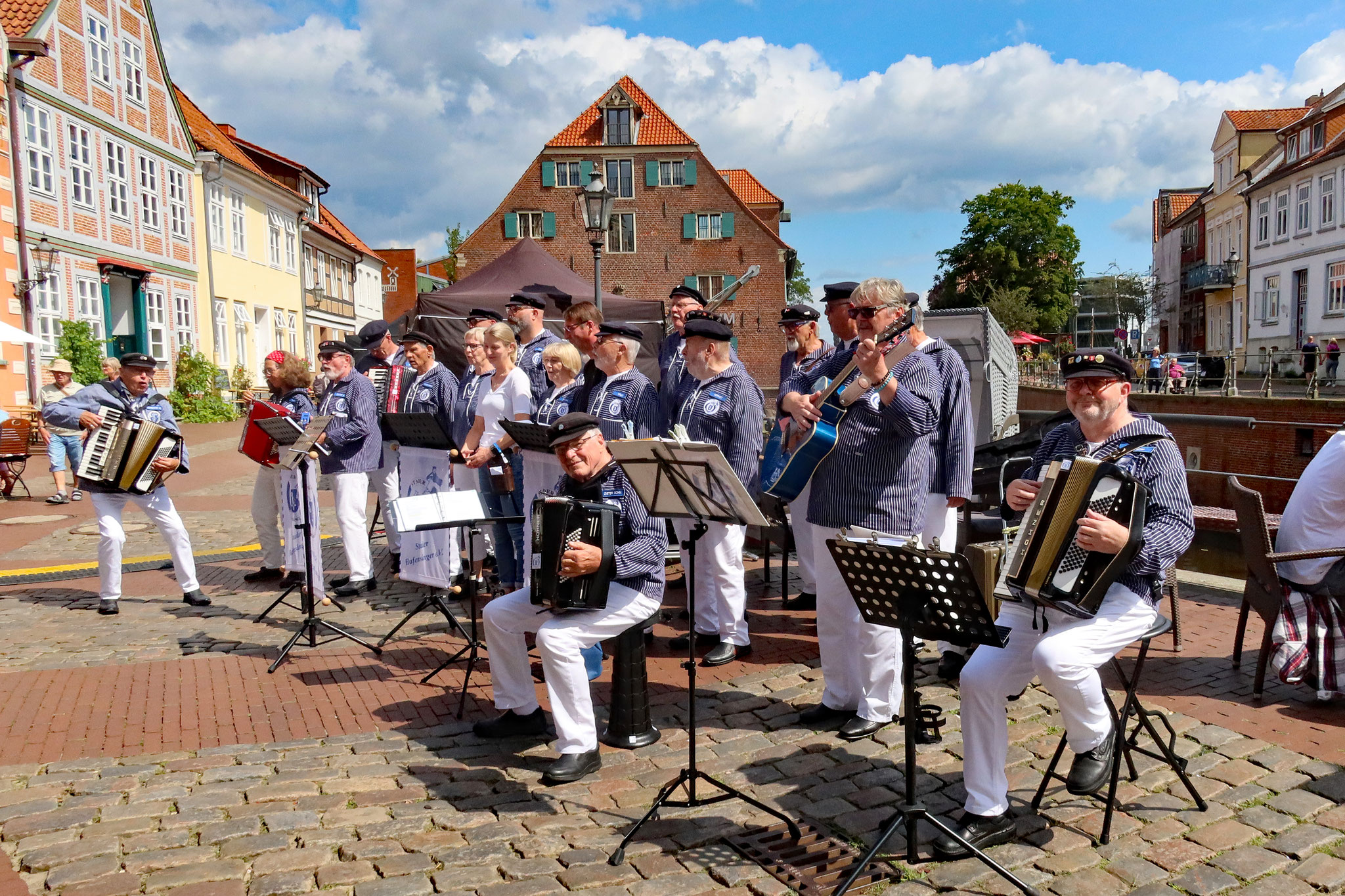 ..seit 25 Jahren hat "Angie" (Angela Scholz) die "Kneipe Fuerkiek am alten Hafen..
