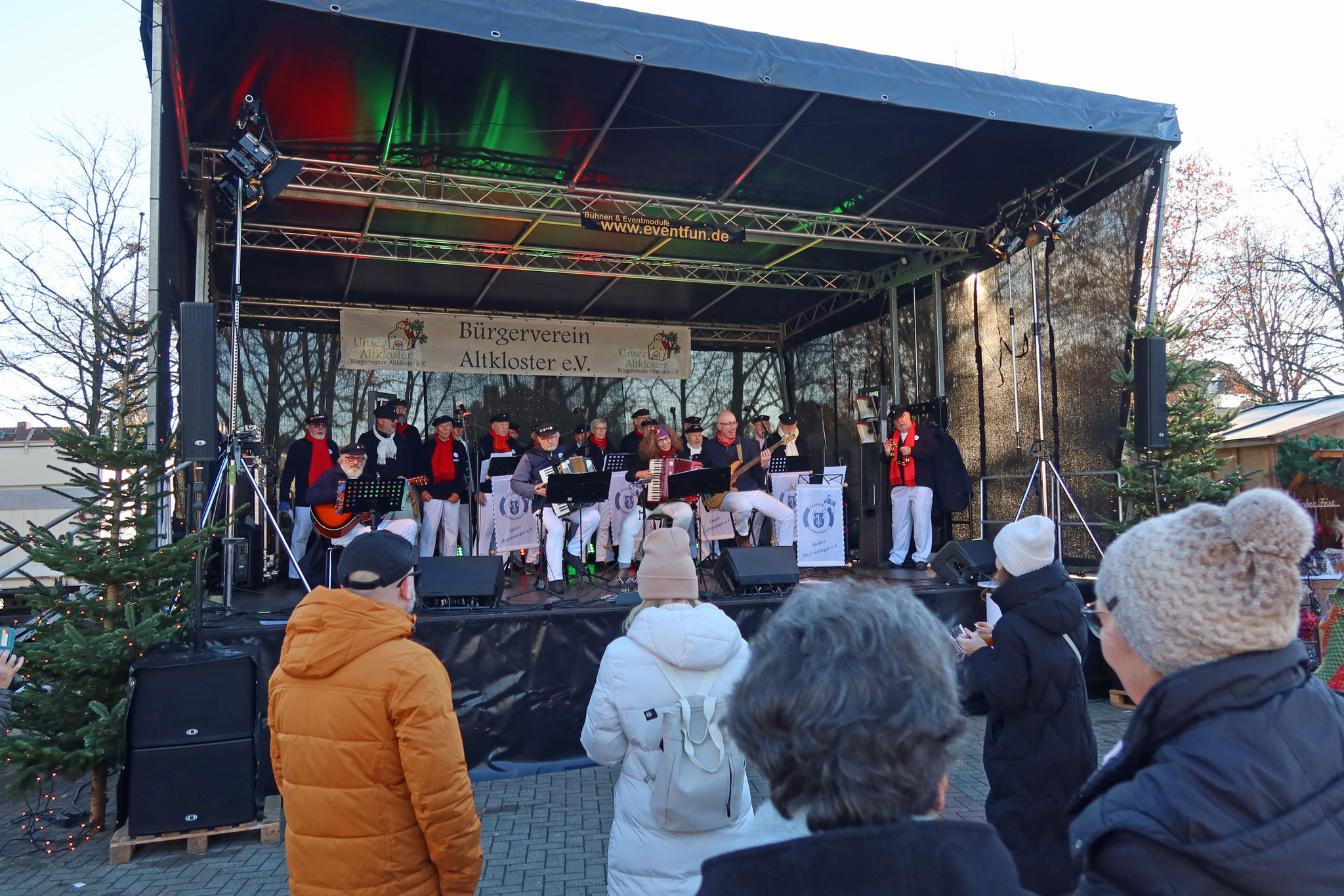 ..auf dem Schafmarkt sangen die Gäste bei dem Lied "Oh du fröhliche" mit..