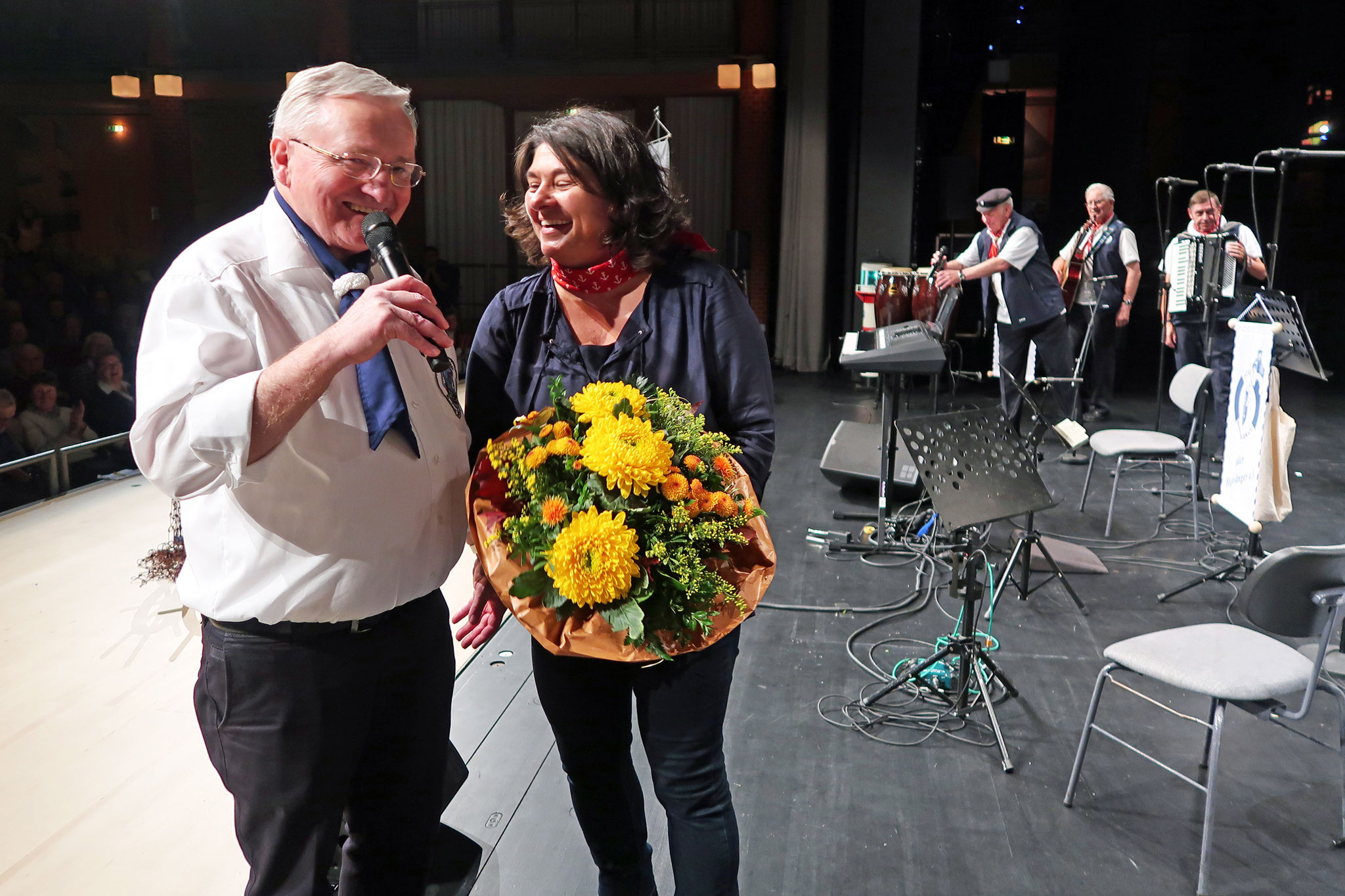 Unsere Musikalische Leiterin Silke Bolz, hat einen Blumenstrauß bekommen.