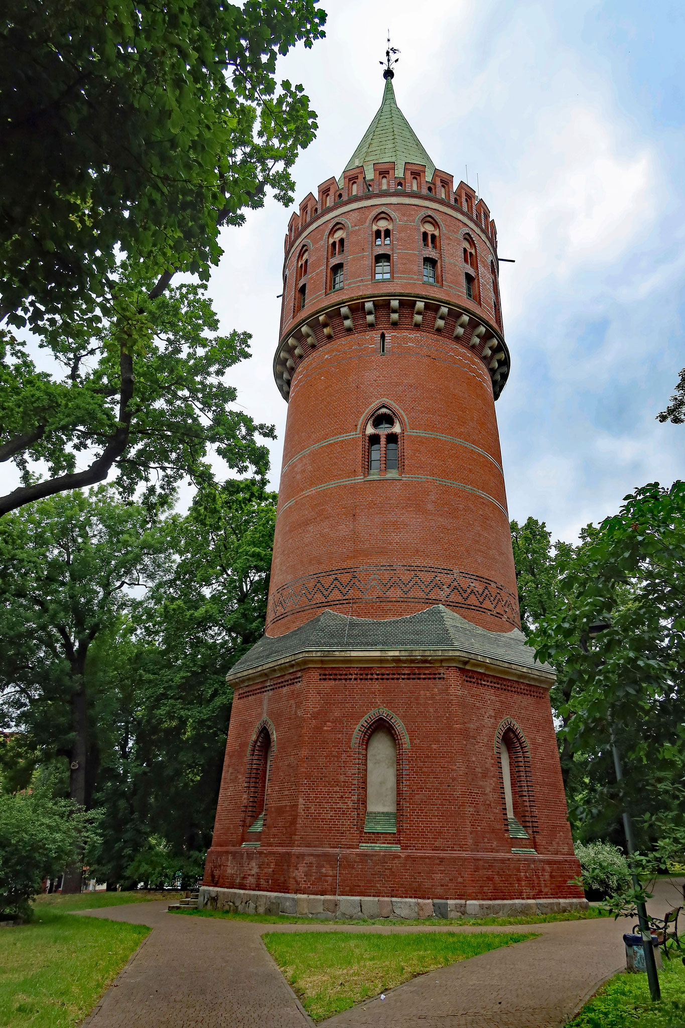 ..Wasserturm - 1896 - 1897 erbaut und ist mit seinem 65 Metern der höchste Wasserturm Polens.. 