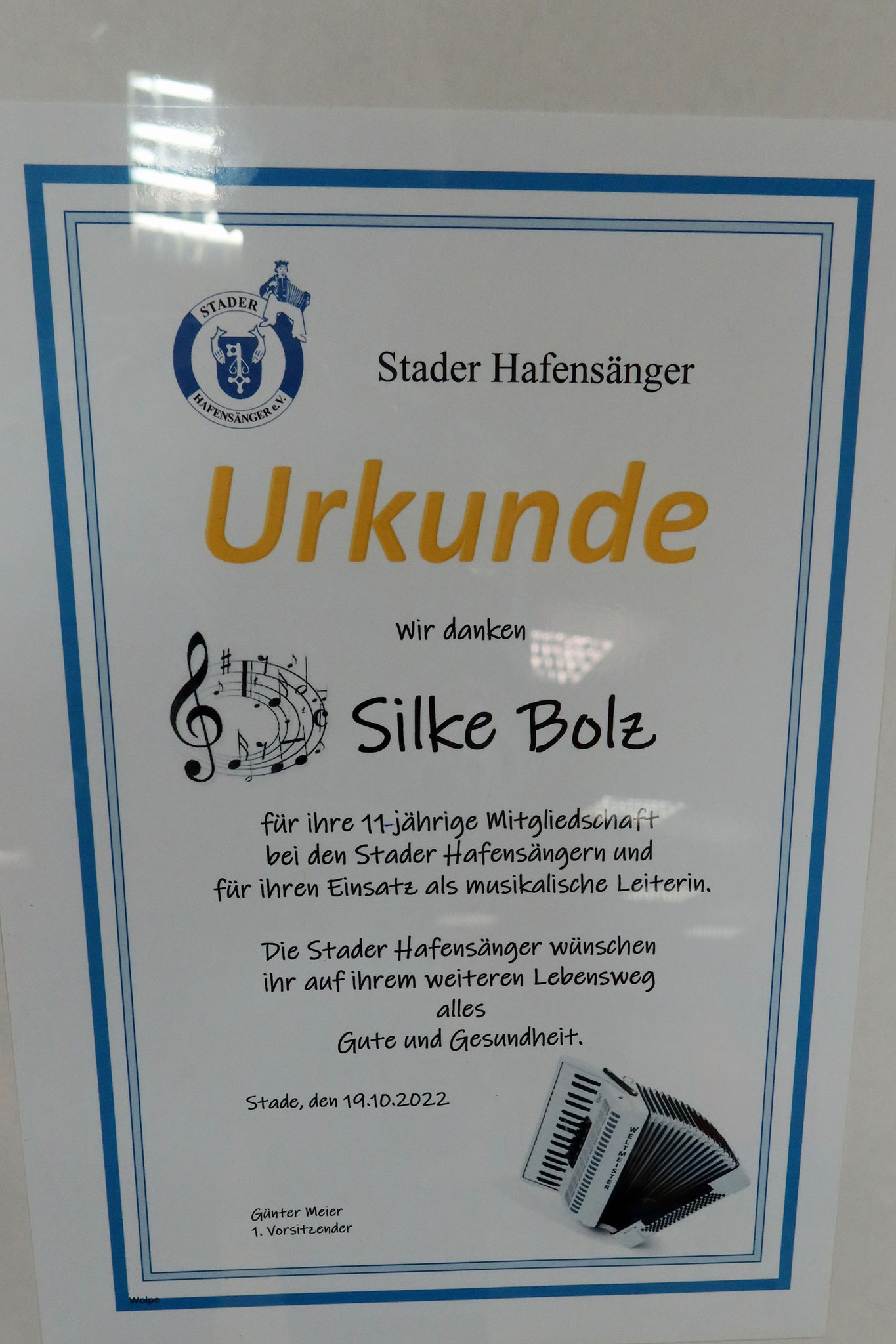 ...Günter Meier übereichte Silke eine Urkunde..... 
