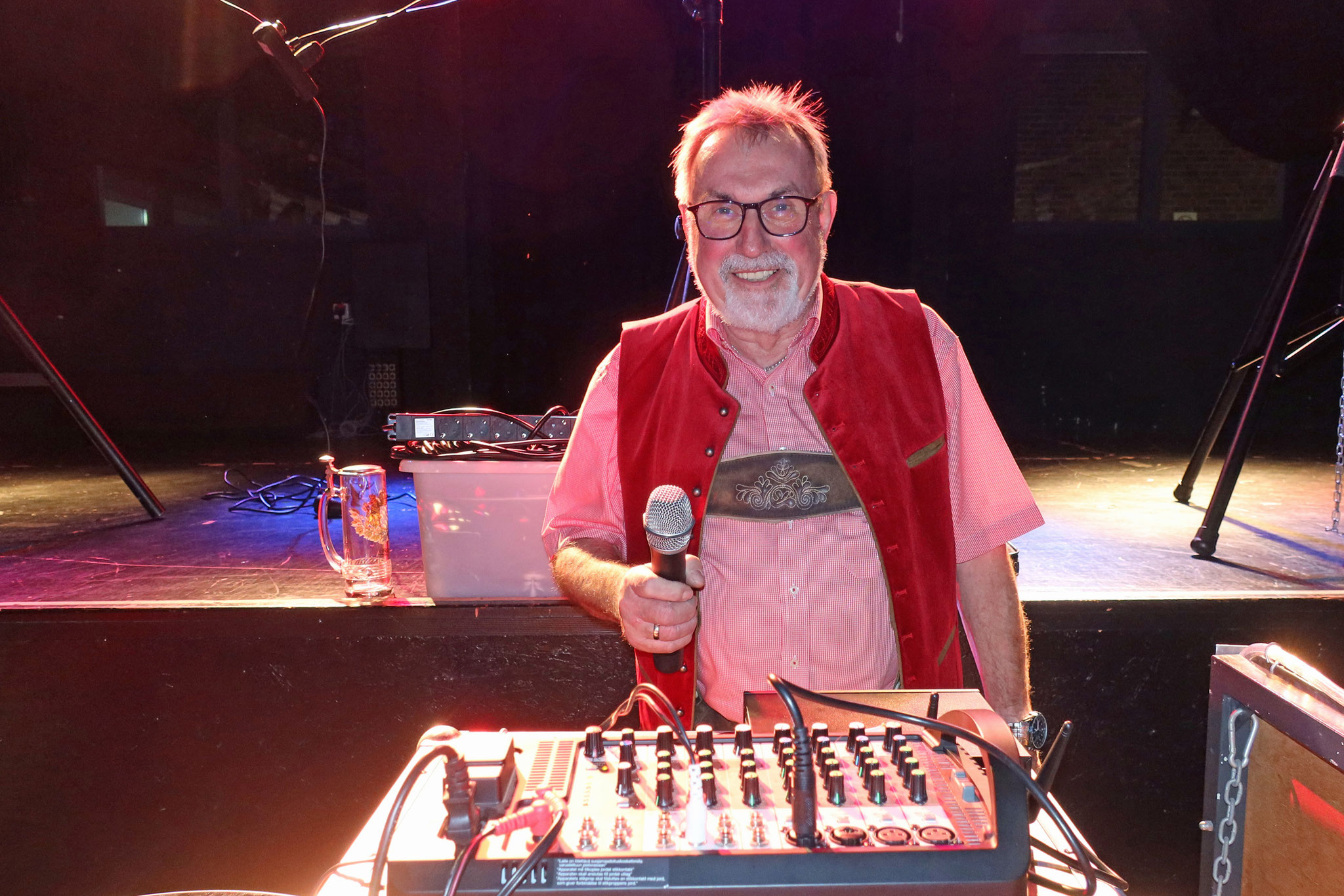 ..unser "DJ" Günter sorgte für gute Stimmung und super Musik..
