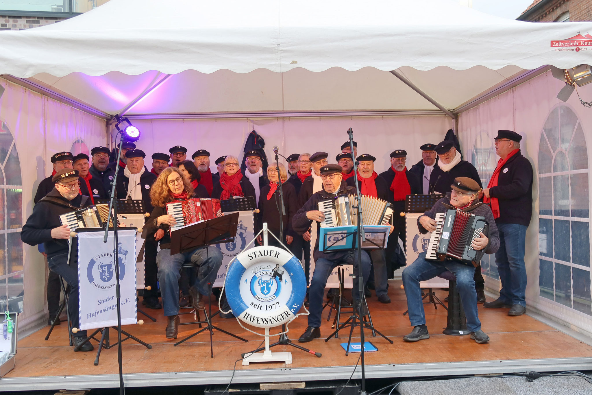 Der Auftritt war am "RANDE" vom Weihnachtsmarkt..