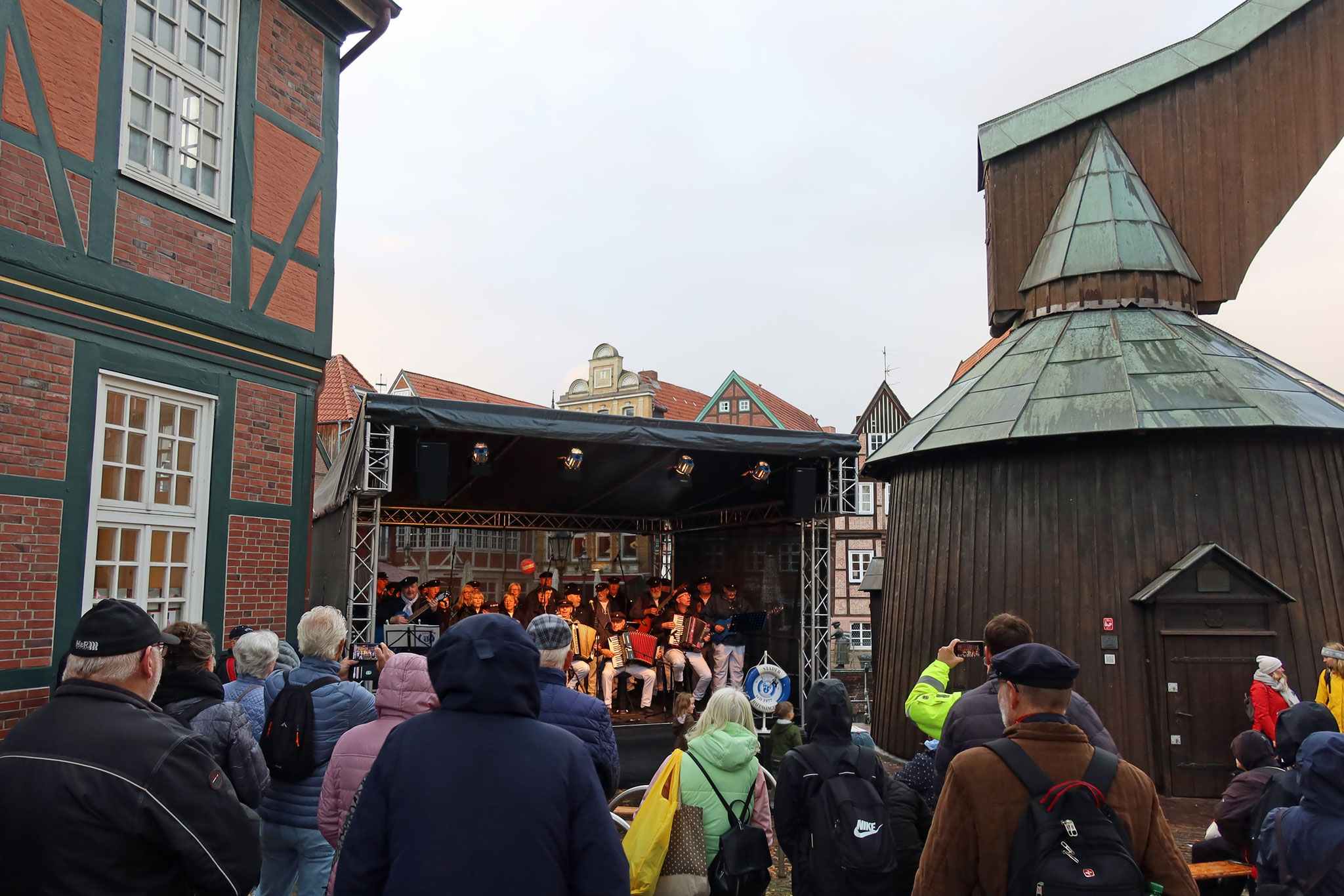 ..Bühne Fischmarkt (18:00 Uhr)..
