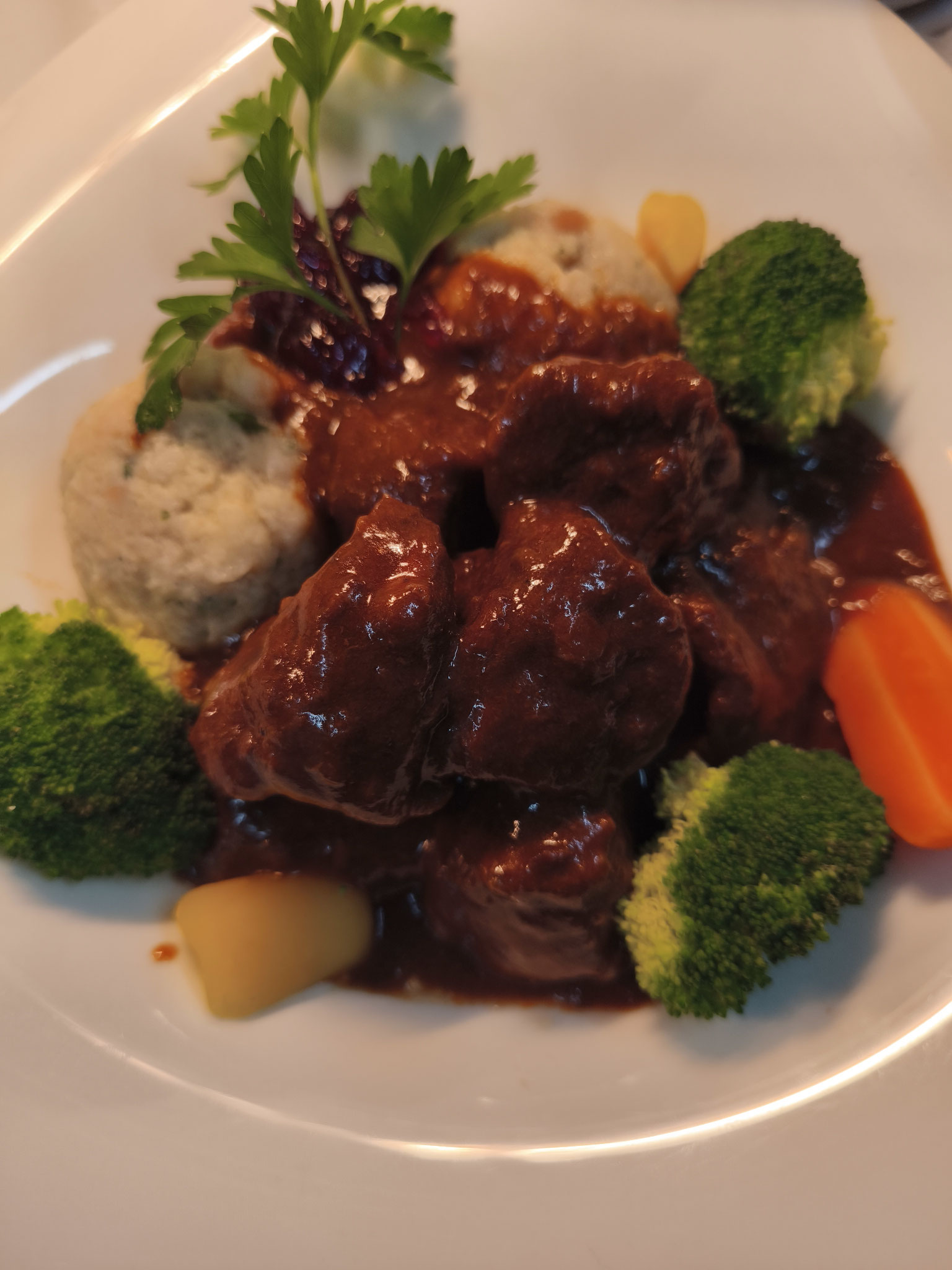 Wildgulasch in eigener Soße mit Semmelknödel