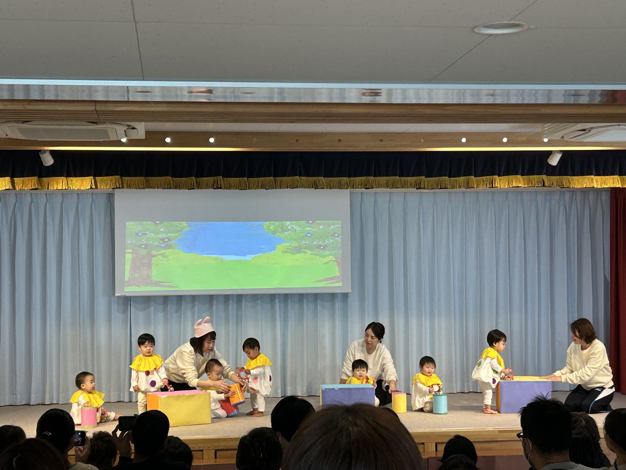 にこにこ・てくてく♪(おと)もだち （０歳児　もも組）