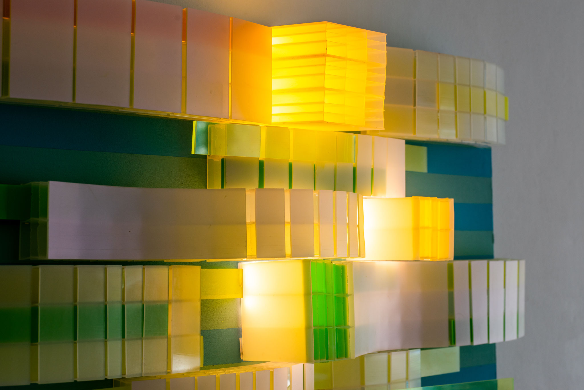 Überlagerung in Grün, 2019, leuchtendes Wandrelief, Holzträger, Acrylglas, LEDs, Abmessung: 100 x 100 x 26 cm