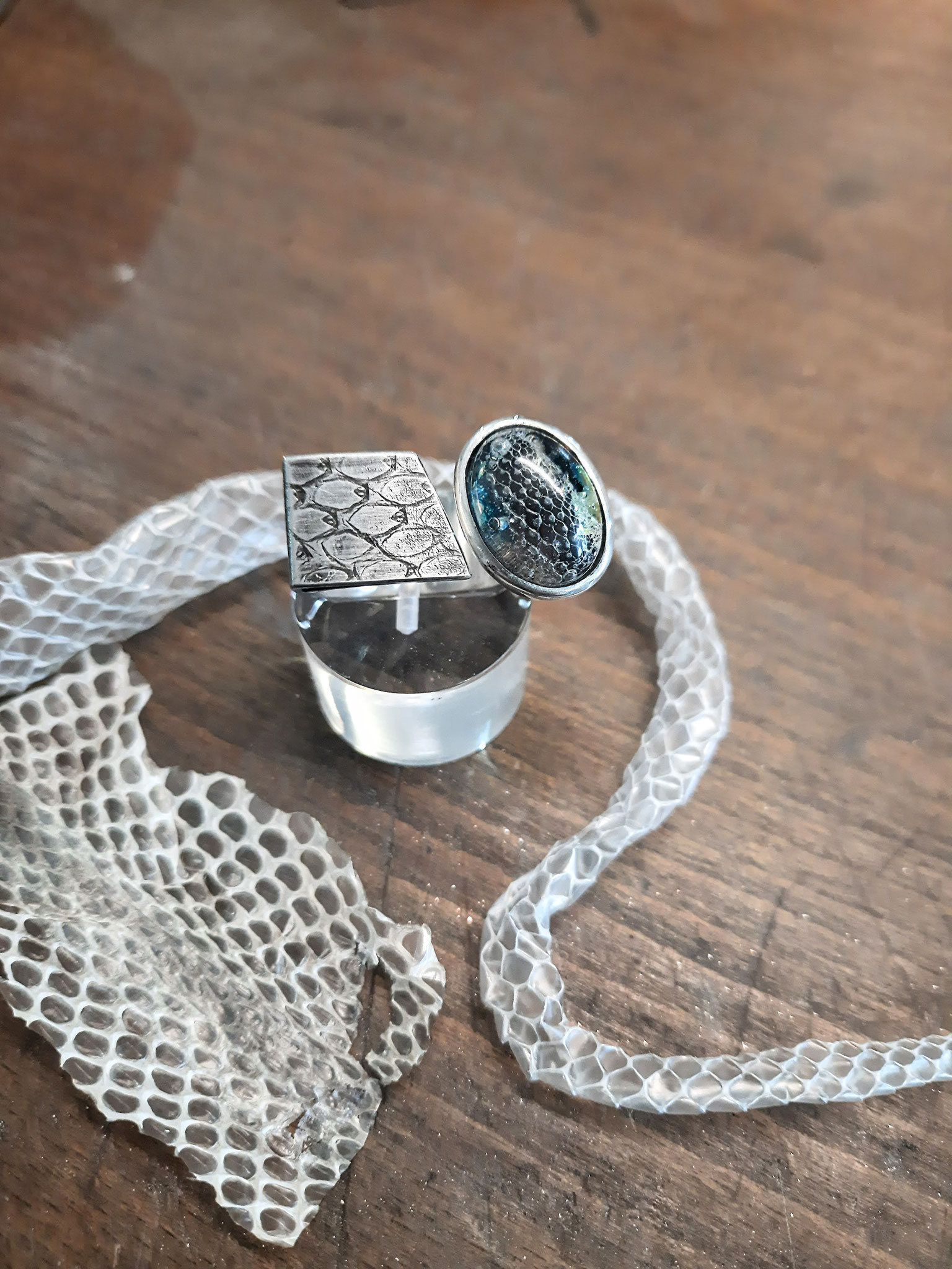 Ring mit Schlangenhaut