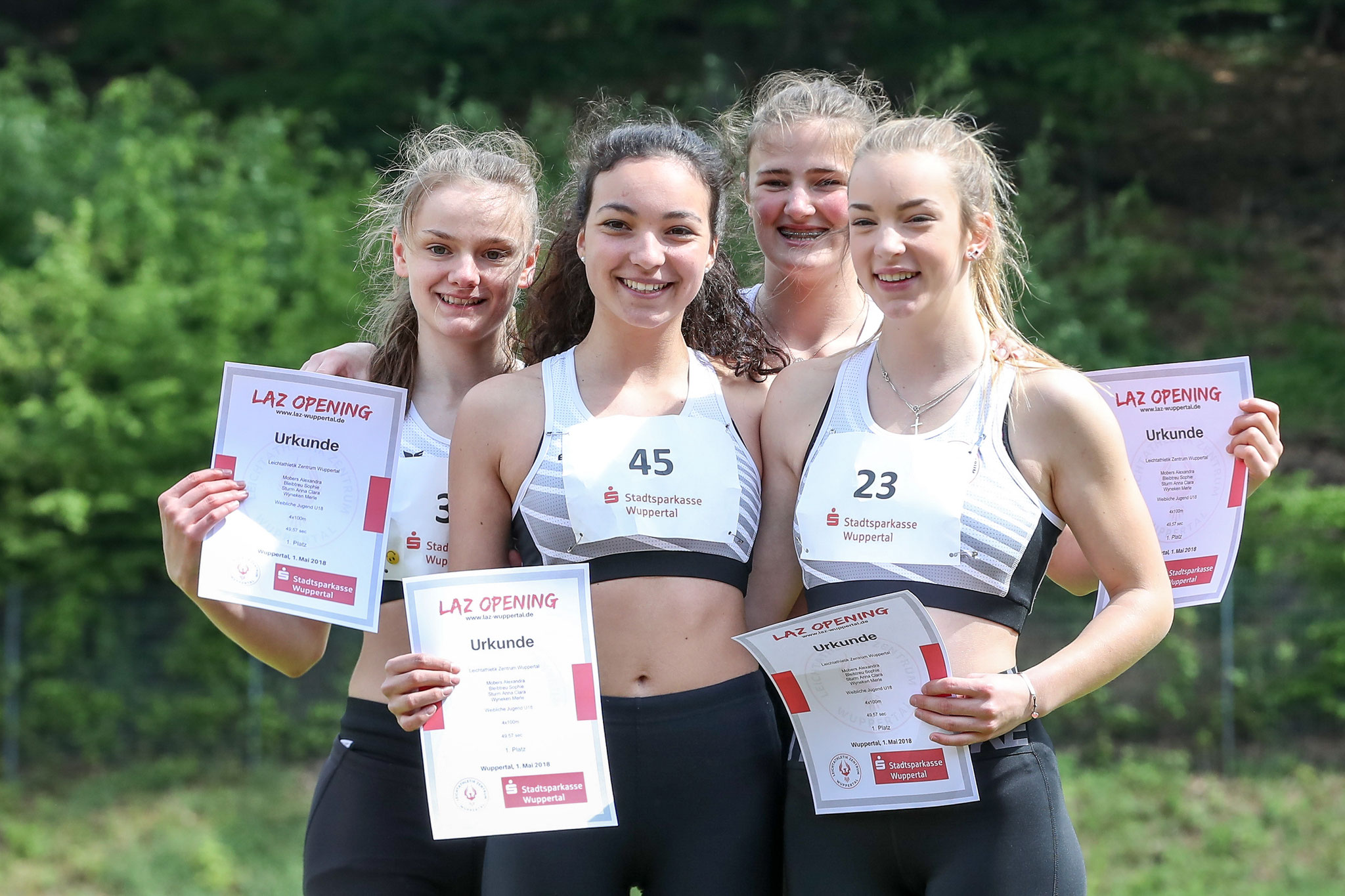 4x100 m LAZ-Staffel, v.l.n.r.: Alexandra Mobers, Anna Clara Sturm, Merle Wyneken, Sophie Bleibtreu