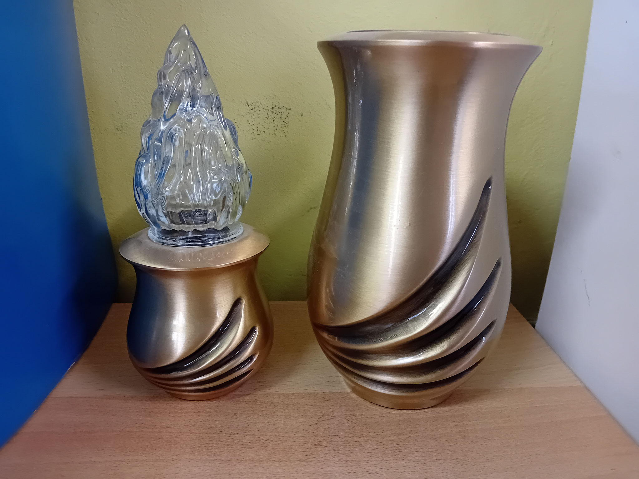 Portafiori e lampada in bronzo per loculi