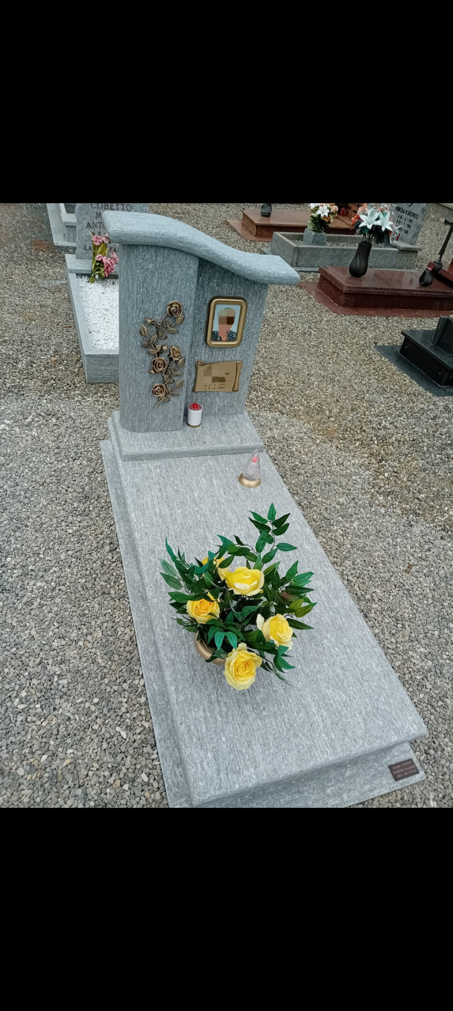 Creazione e posa di copritomba a terreno in Luserna fiammata con design richiesto dalla nostra clientela 