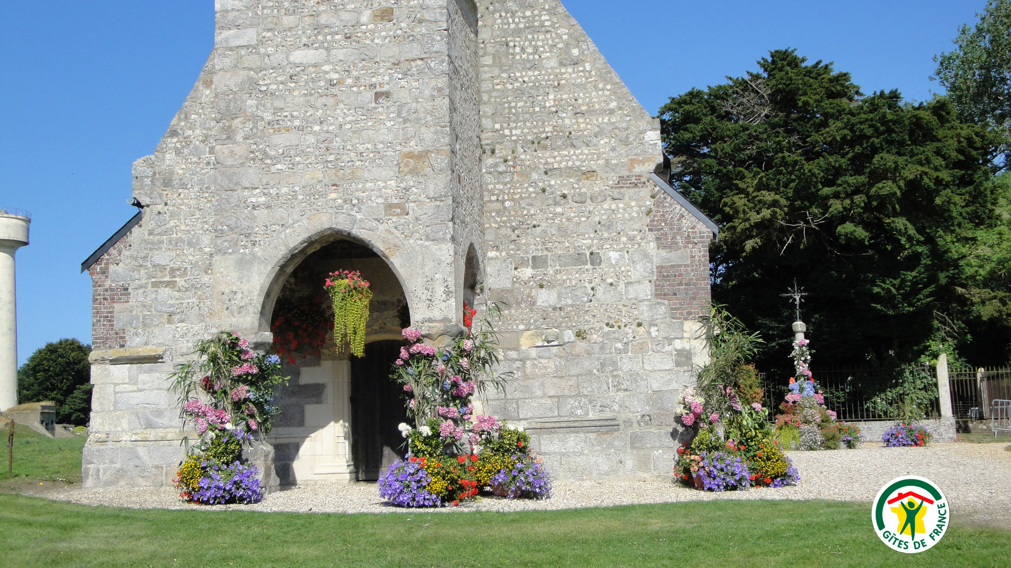 Chapelle de Janville fleurie lors d'une cérémonie religieuse