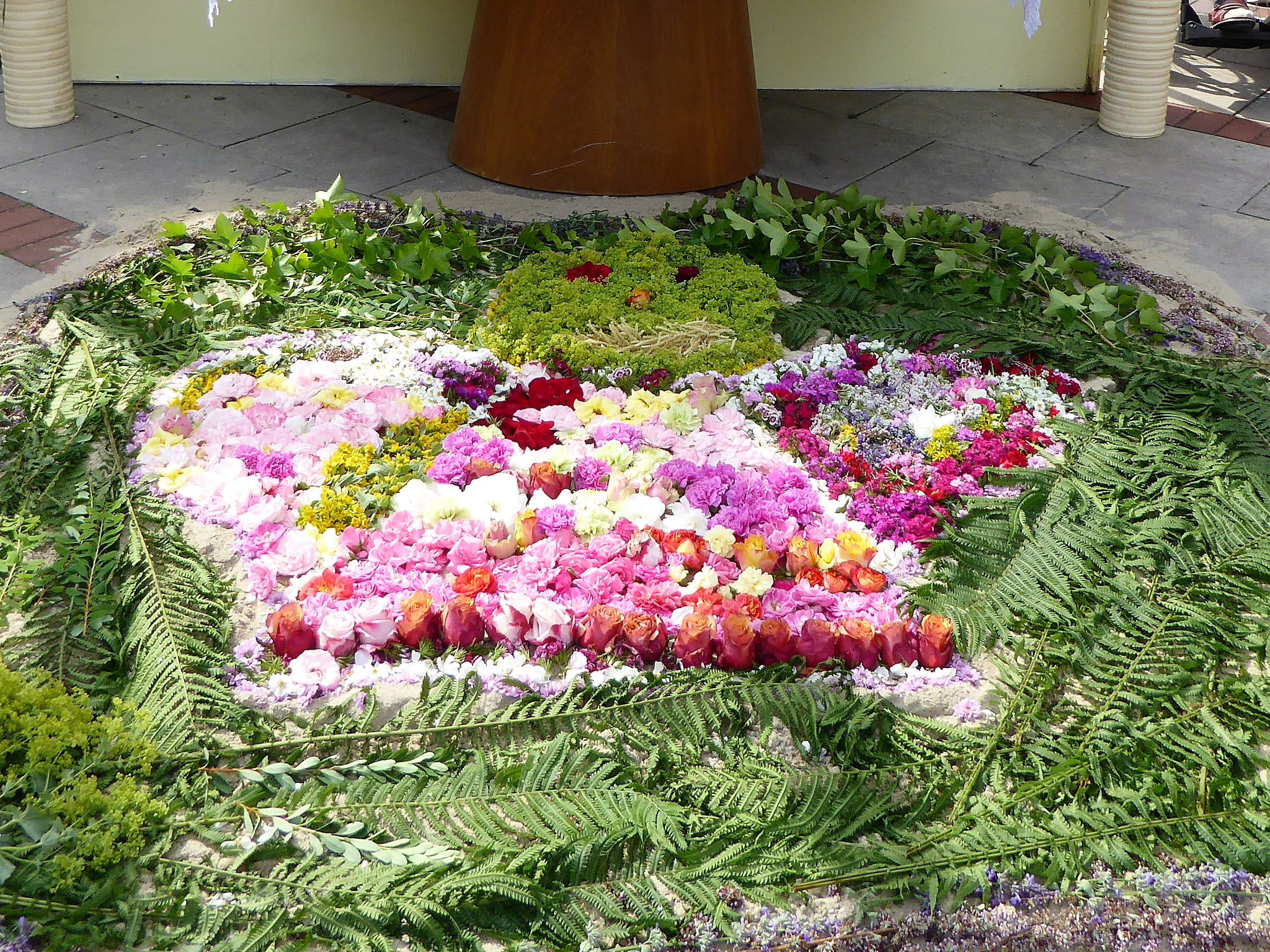 Blumenteppich - ein Engel - gelegt von den Kommunionkindern