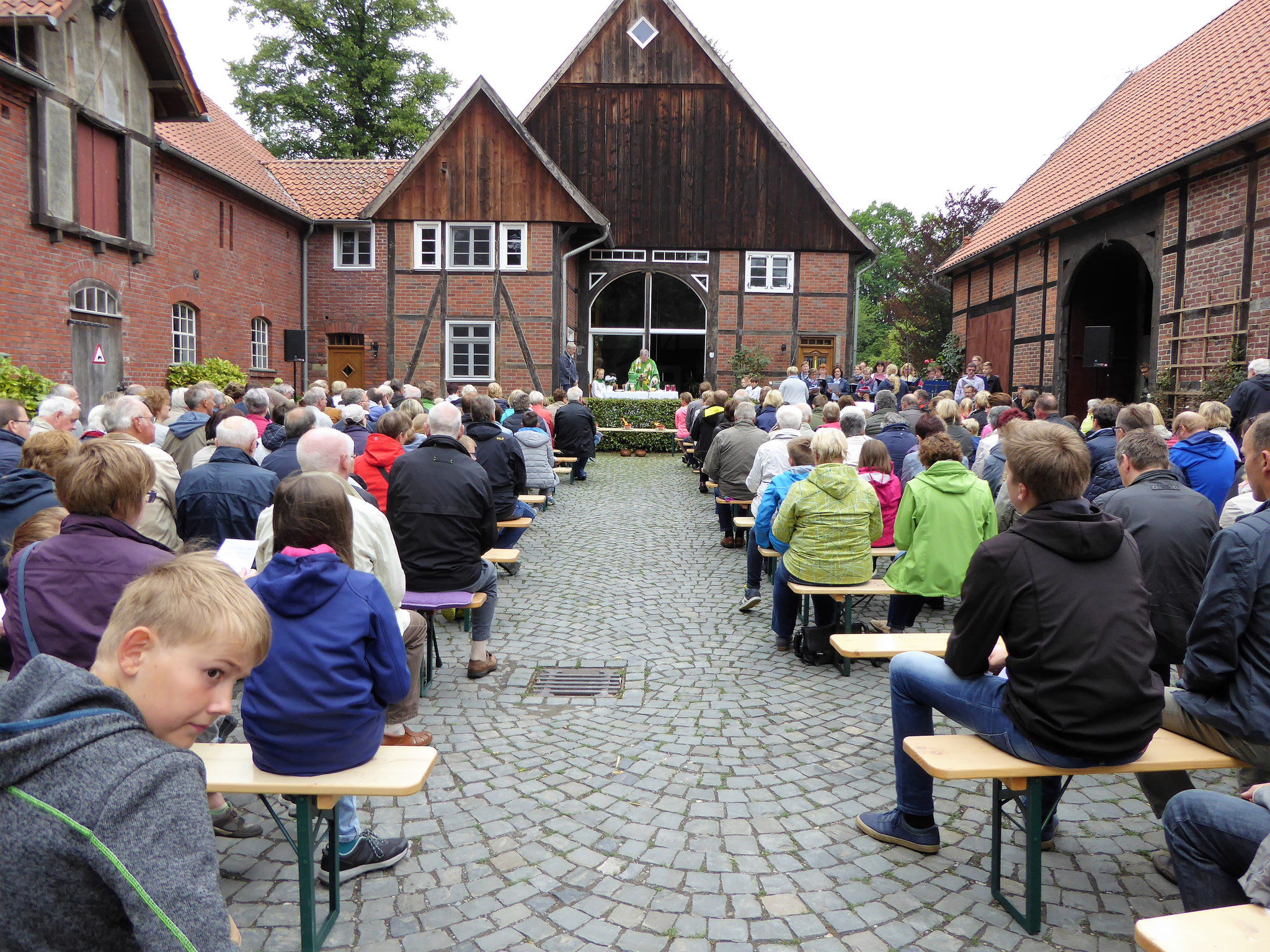 Gottesdienst auf einem malerischen Hof