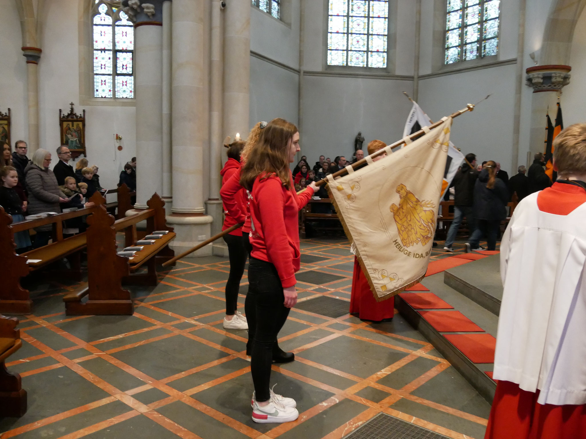 Einzug der Fahnen- und Bannerabordnungen der Vereine