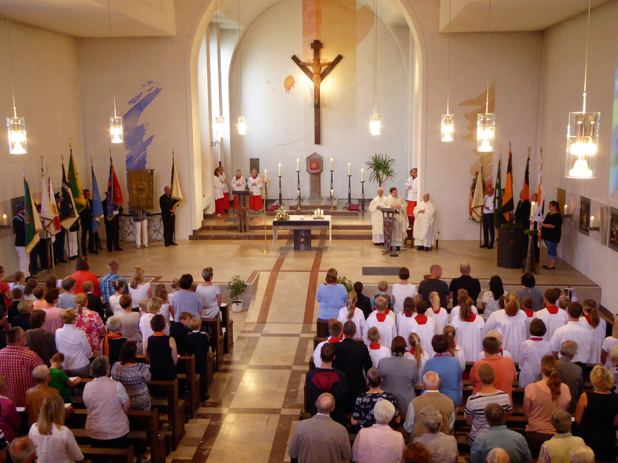 Hl. Messe in der St. Albertus-Magnus-Kirche in Hovestadt