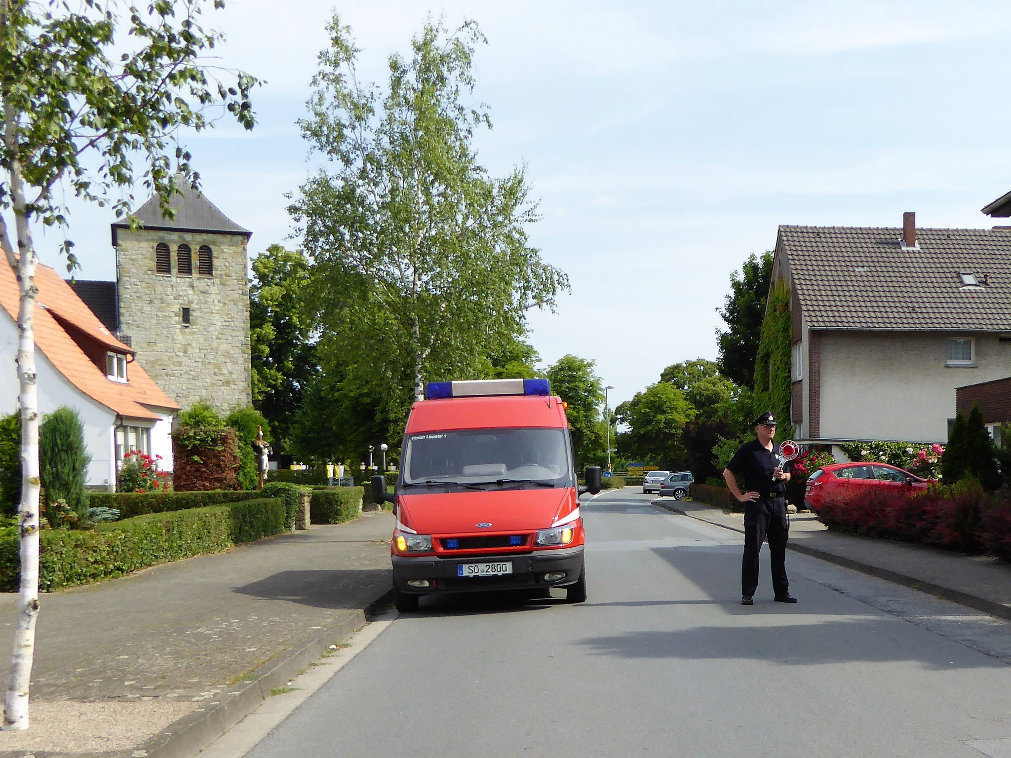 Die Freiwillige Feuerwehr Herzfeld ubernahm die Sicherung des Prozessionsweges