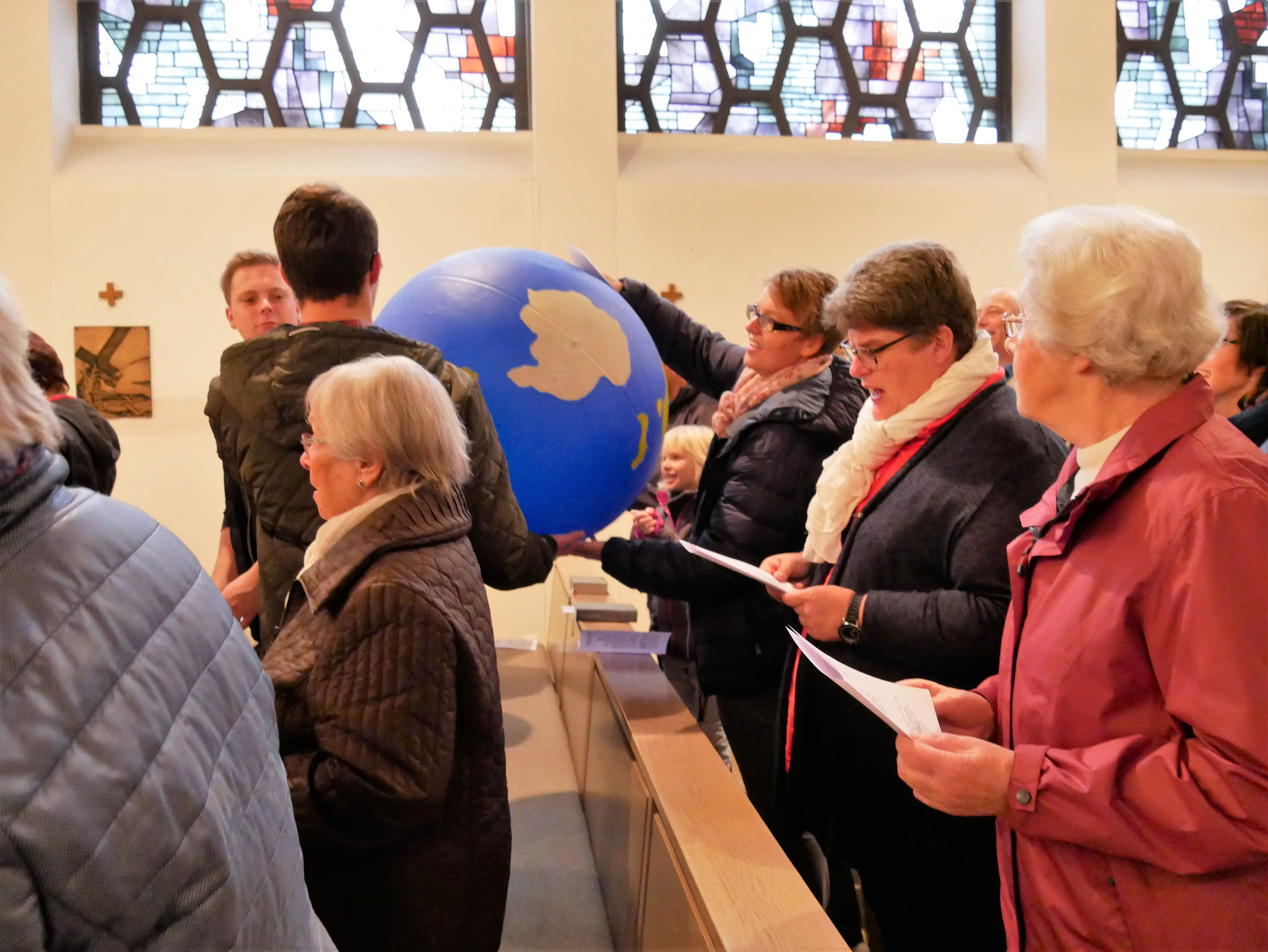 Die Erdkugel wandert durch die Kirche