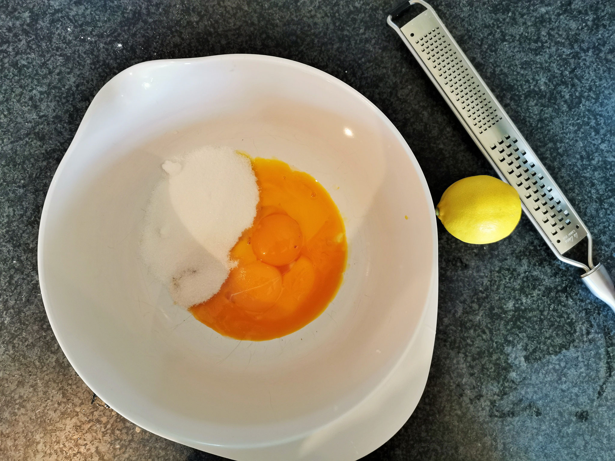 Eier mit Zucker, Vanillezucker und Zitronenschale schaumig schlagen