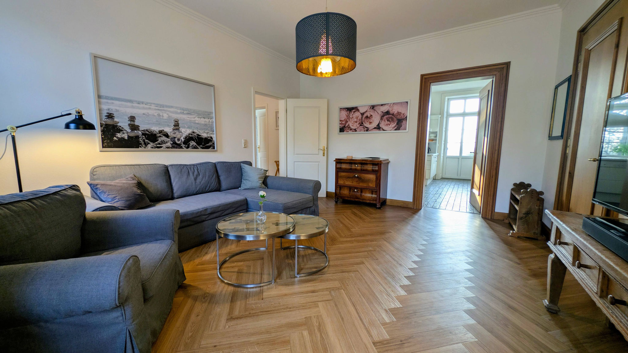 Gemütlicher Wohnzimmerbereich im Herrenhaus auf Fehmarn: Hochwertige Sofalandschaft im stilvollen Herrenzimmer für entspannte Urlaubstage.