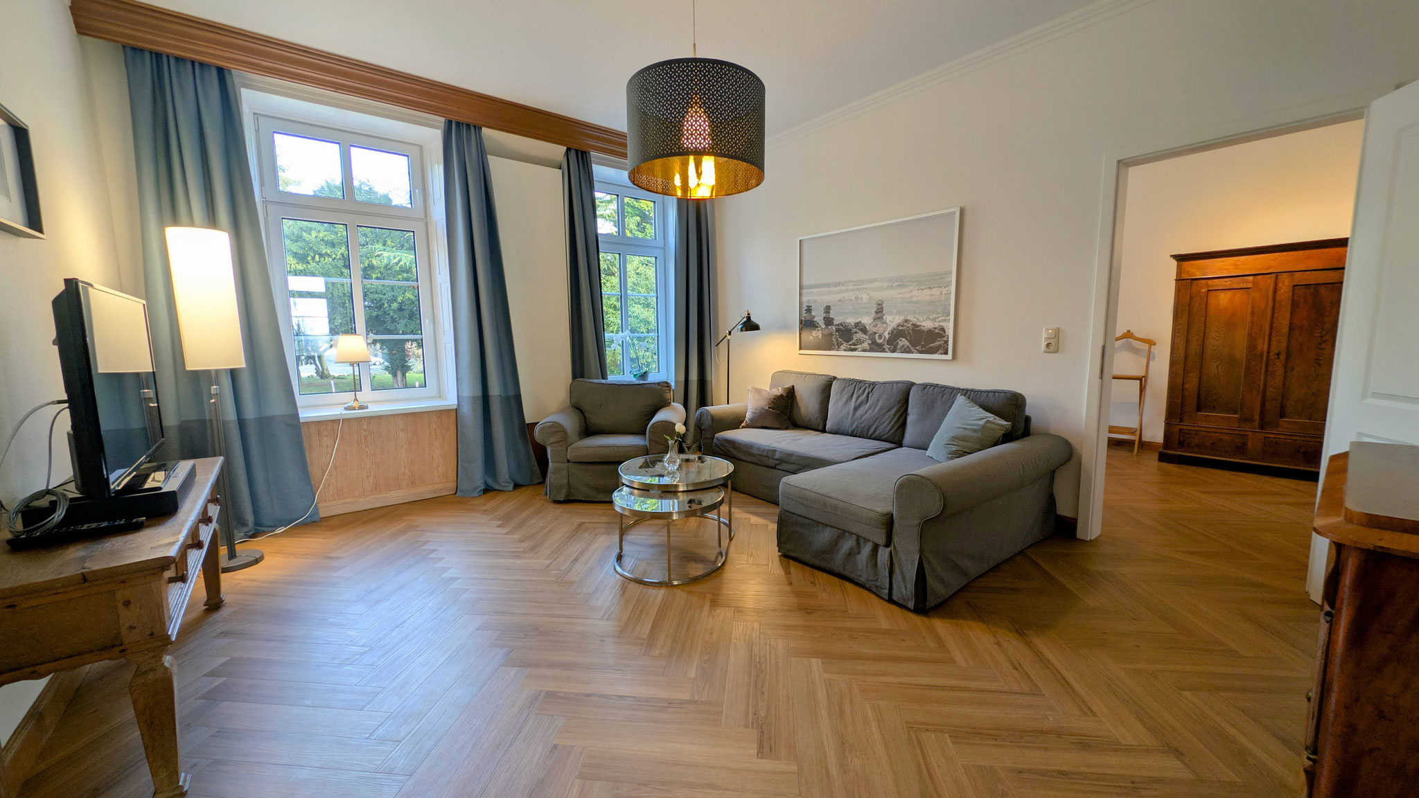 Wohnbereich im Herrenhaus der Familie Thomsen-Detlefs – herrschaftliches Wohnzimmer mit viel Platz und Komfort auf der Insel Fehmarn.