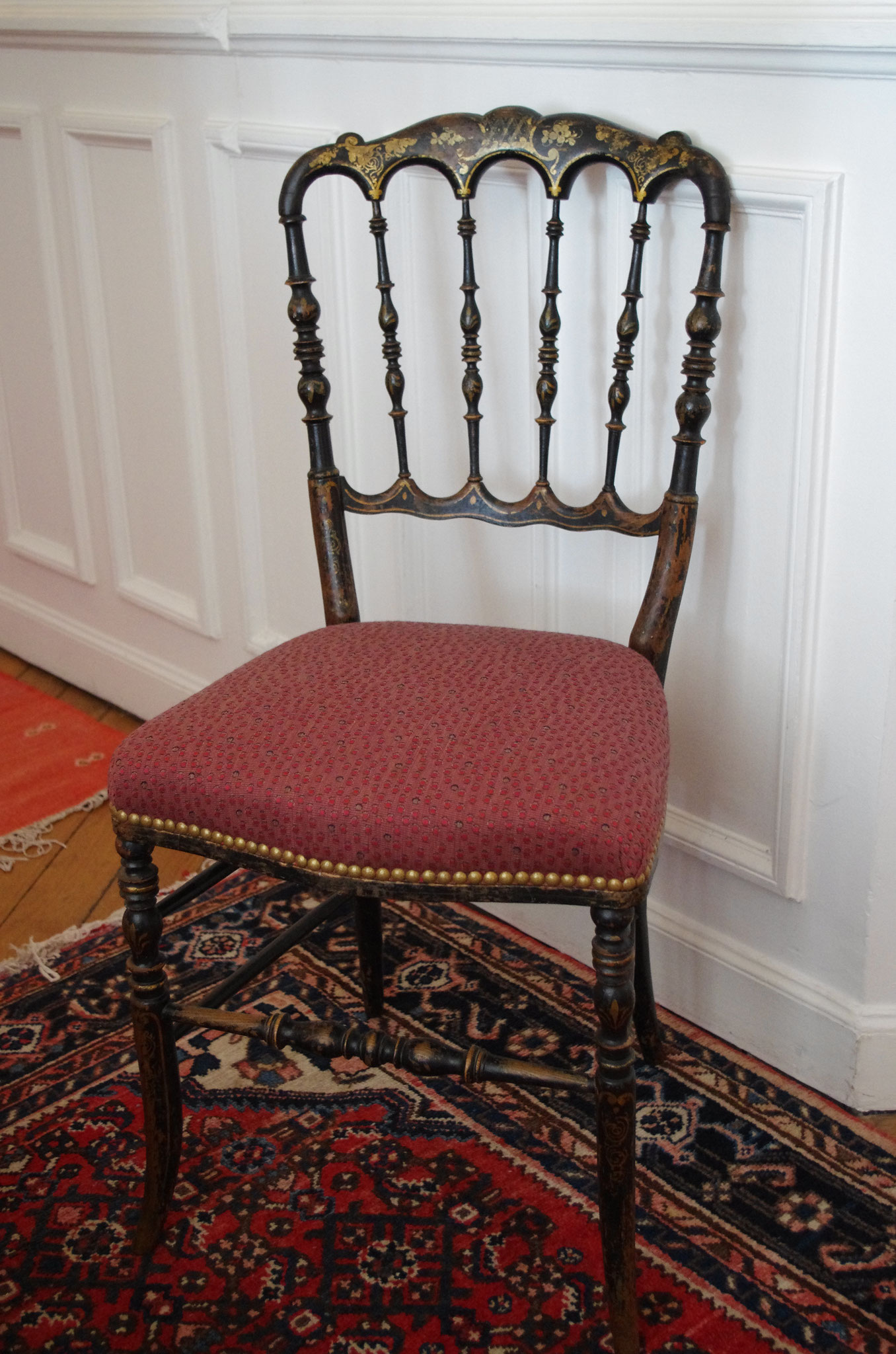 Chaise chinoise Napoléon III - Tissu Lelièvre réf. Cachou, coloris Cramoisi, finition clous vieillis bronze clair