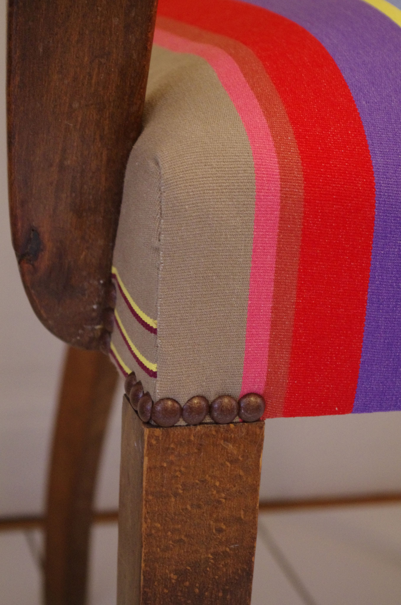 Fauteuil Bridge - Tissu Robert le Héros, finition clous vieillis